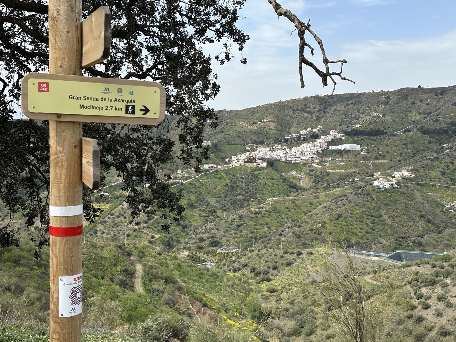 Vistas a Moclinejo desde la Gran Senda de la Axarquía.