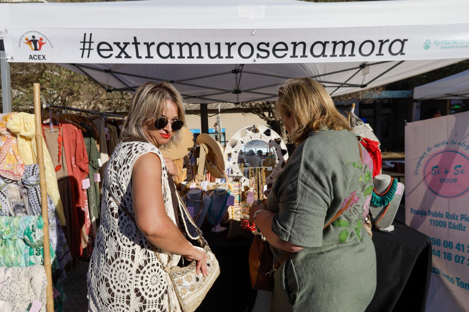 Las imágenes del mercadillo de la Noche Abierta del Comercio en Extramuros en Cádiz
