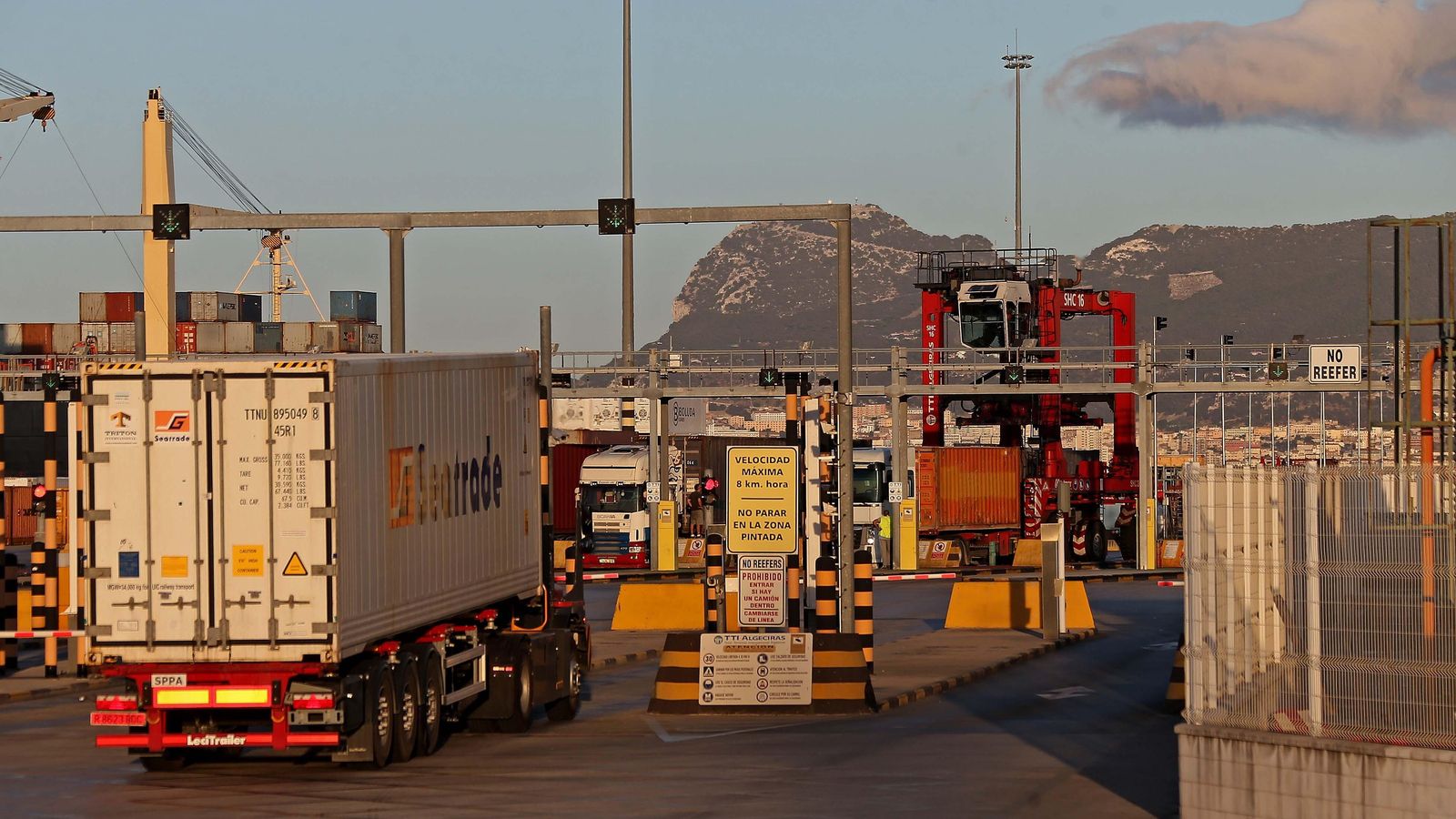 Un camión con un contenedor accede a TTI Algeciras.