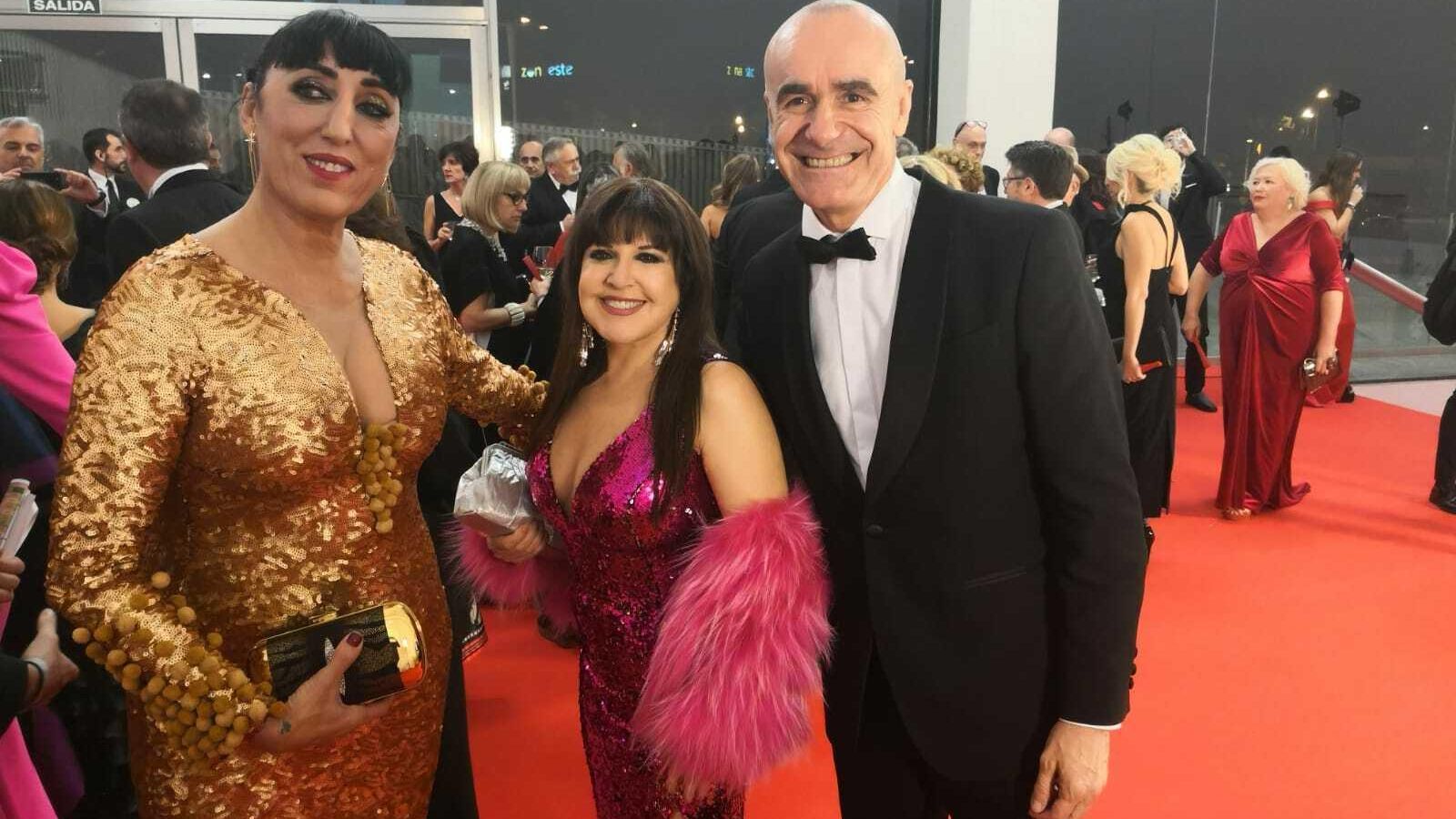 El concejal Antonio Muñoz, junto a las actrices Rossy de Palma y Loles León, en la alfombra roja.