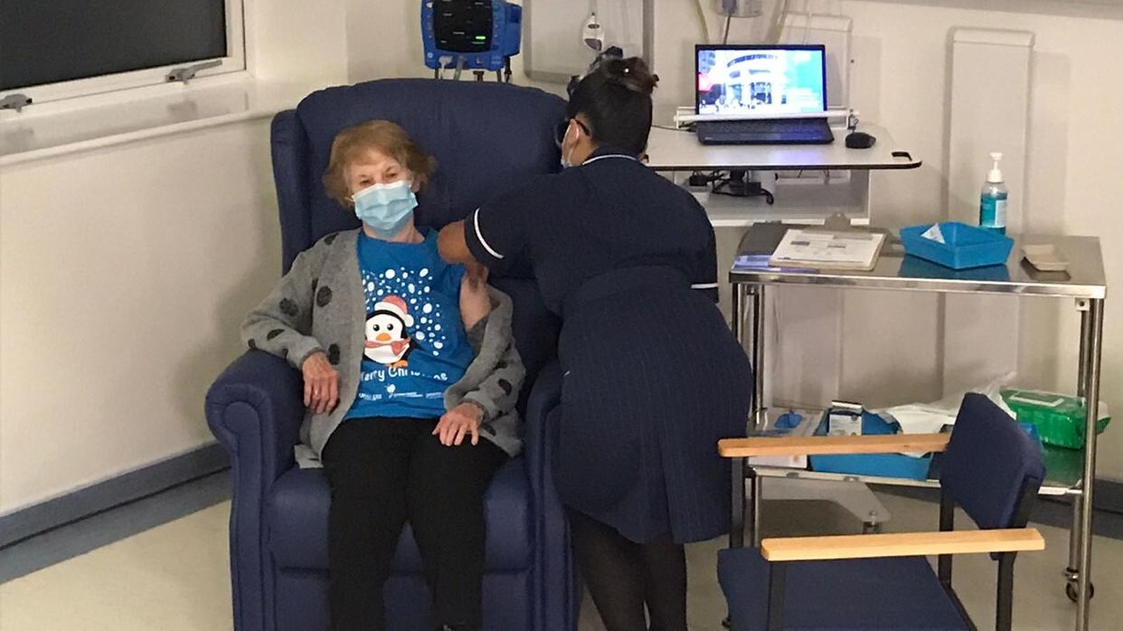 Maggie,  la primera del mundo en recibir la vacuna de Pfizer