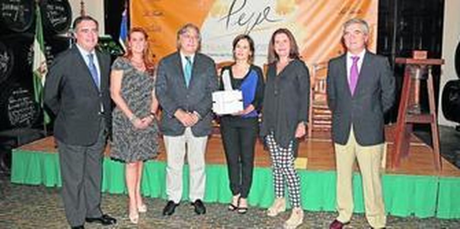 José Ramón Estévez, presidente de Grupo Estévez; su esposa, María Luisa C. Azcárate; el concejal Francisco Camas, la escultora Isabel San Martín, la coordinadora de la muestra, Paloma Gómez Marín, y el subdirector general del Grupo Estévez, José Antonio del Cuvillo, en la presentación de los finalistas del certamen que rinde homenaje al bodeguero José Estévez con motivo del décimo aniversario de su fallecimiento.