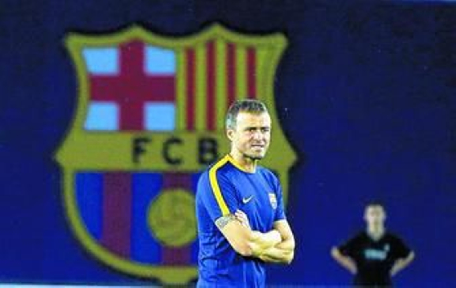 Luis Enrique, ante un escudo del Barcelona que ya luce en el estadio Boris Paichadze.