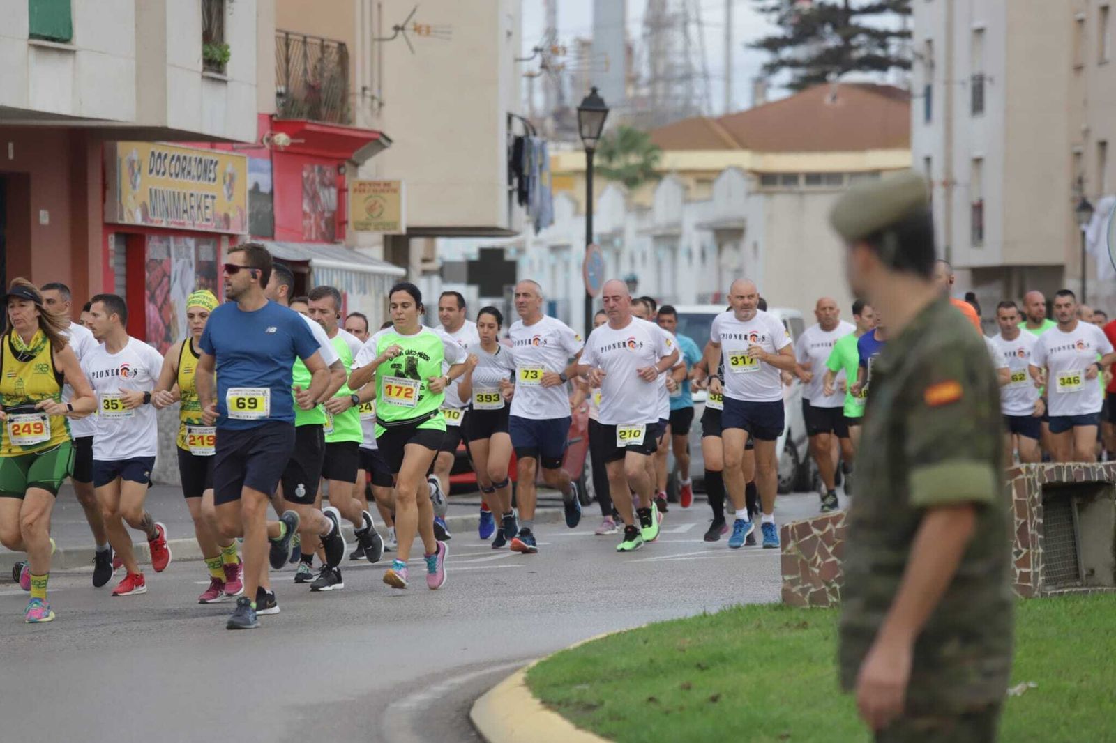 Un grupo de participantes, por las calles de Puente Mayorga