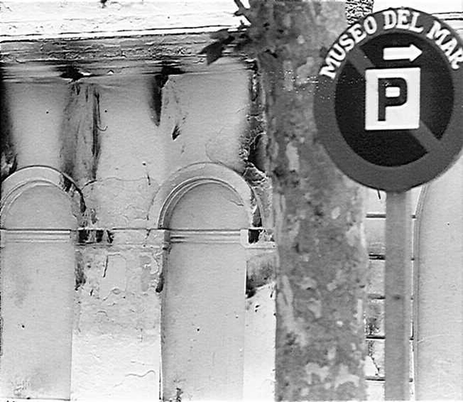 Señal de tráfico junto al fallido Museo del Mar en el Baluarte de la Candelaria