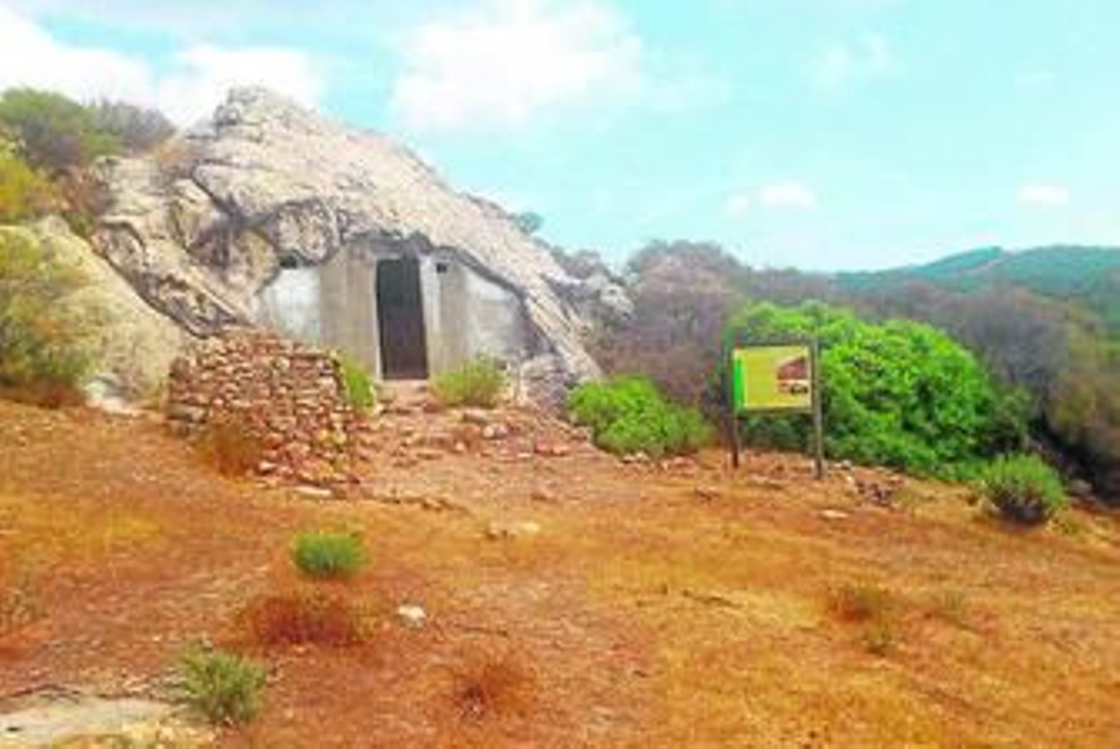 Una de las casas cueva del valle Las Llanadas, excavada en piedra arenisca.