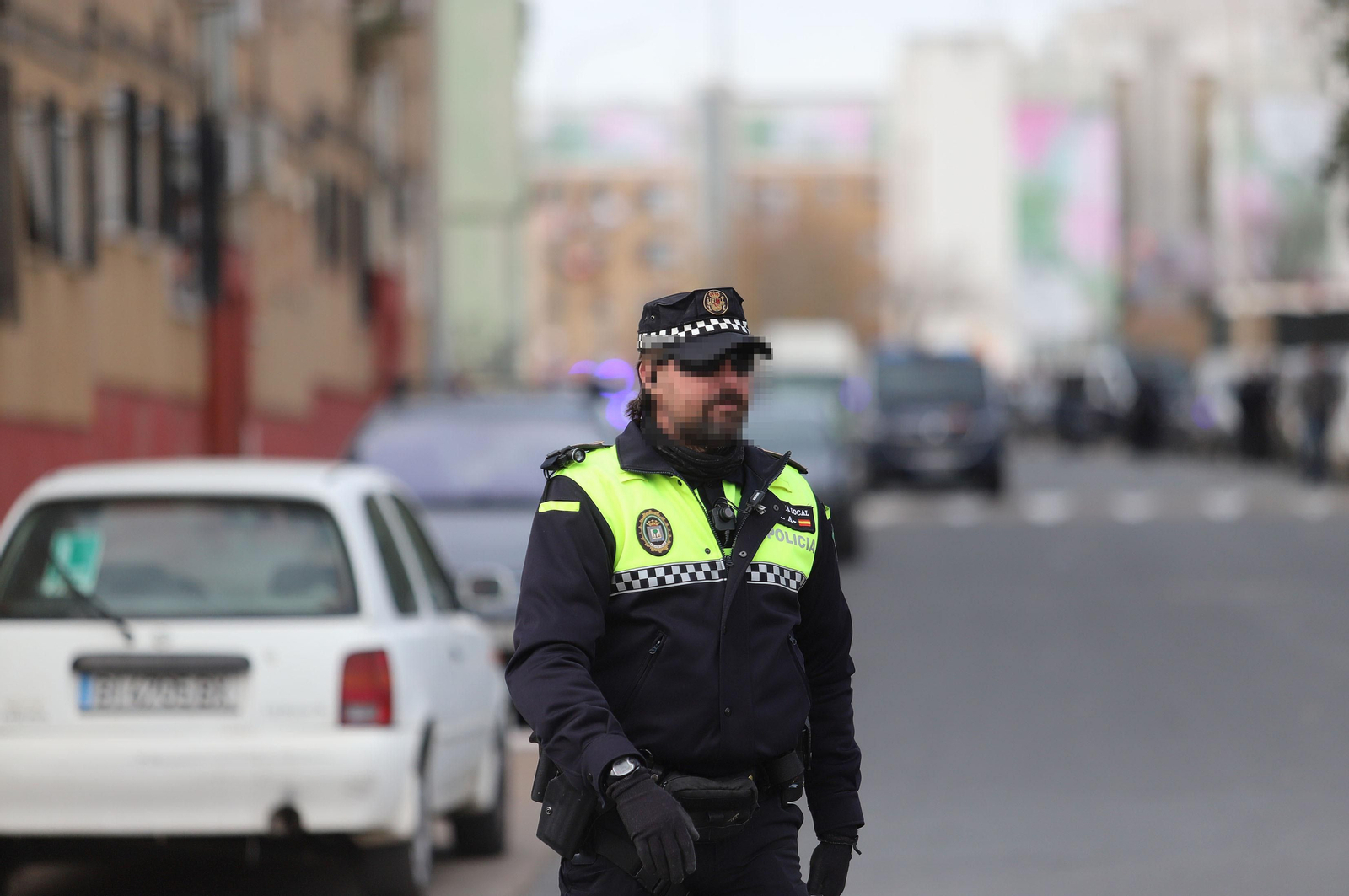 Imágenes del atrincherado que amenazaba con hacer estallar una bombona en el Torrejón, Huelva