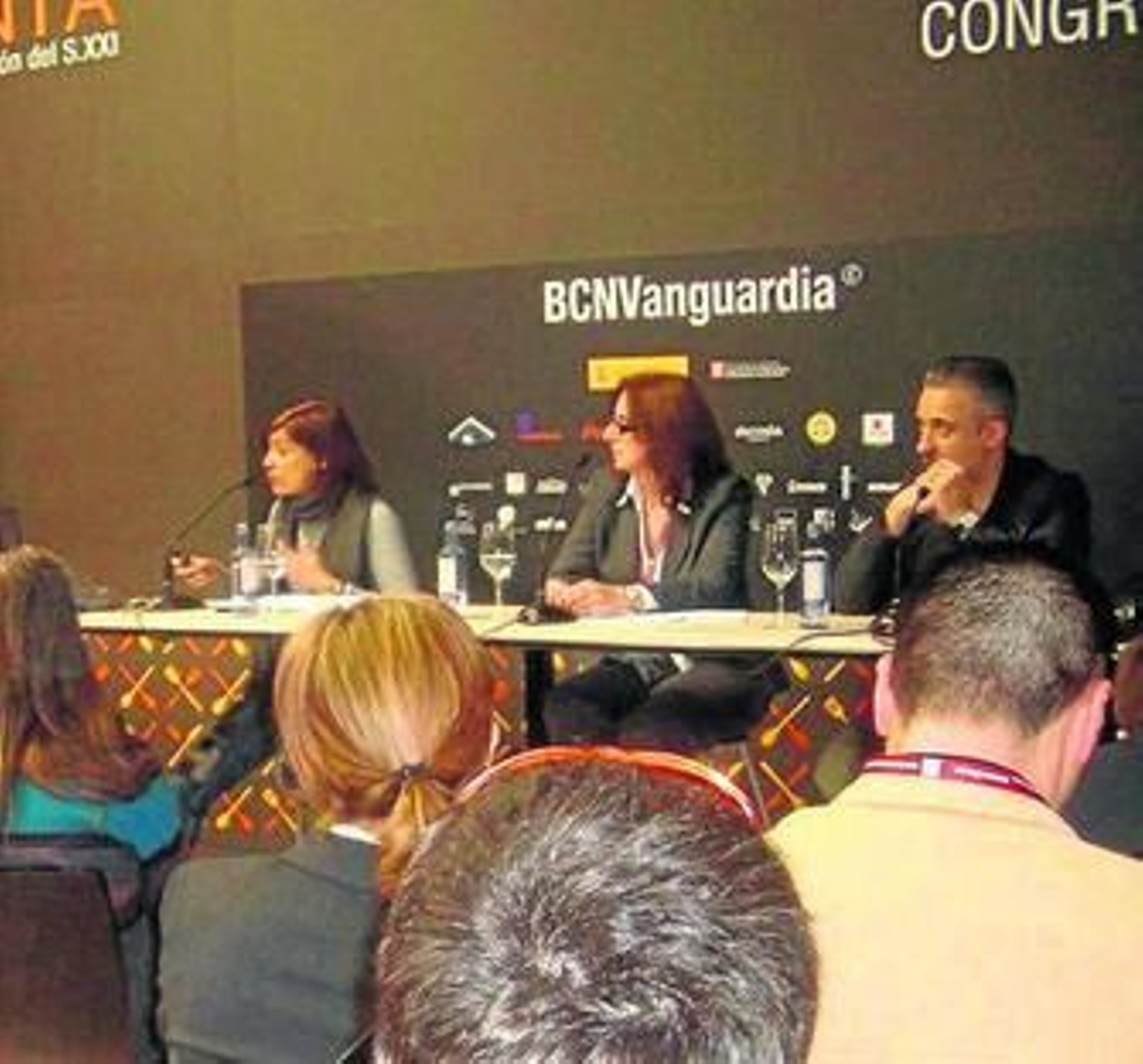 Al fondo, la bióloga Maite Pelayo y el cocinero Sergi Arola.