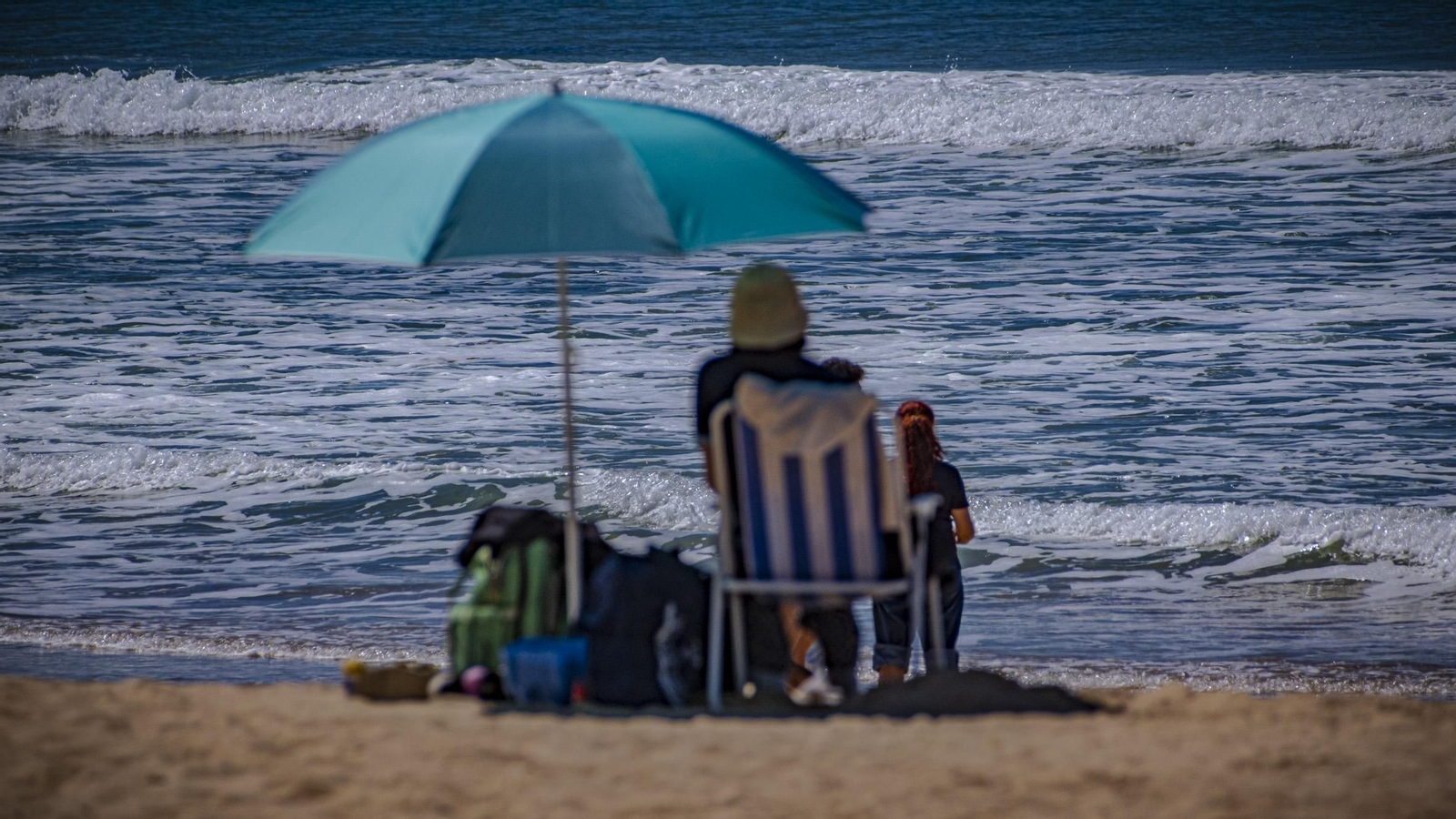 Las imágenes de las mareas vivas en pleamar de las playas de Cádiz
