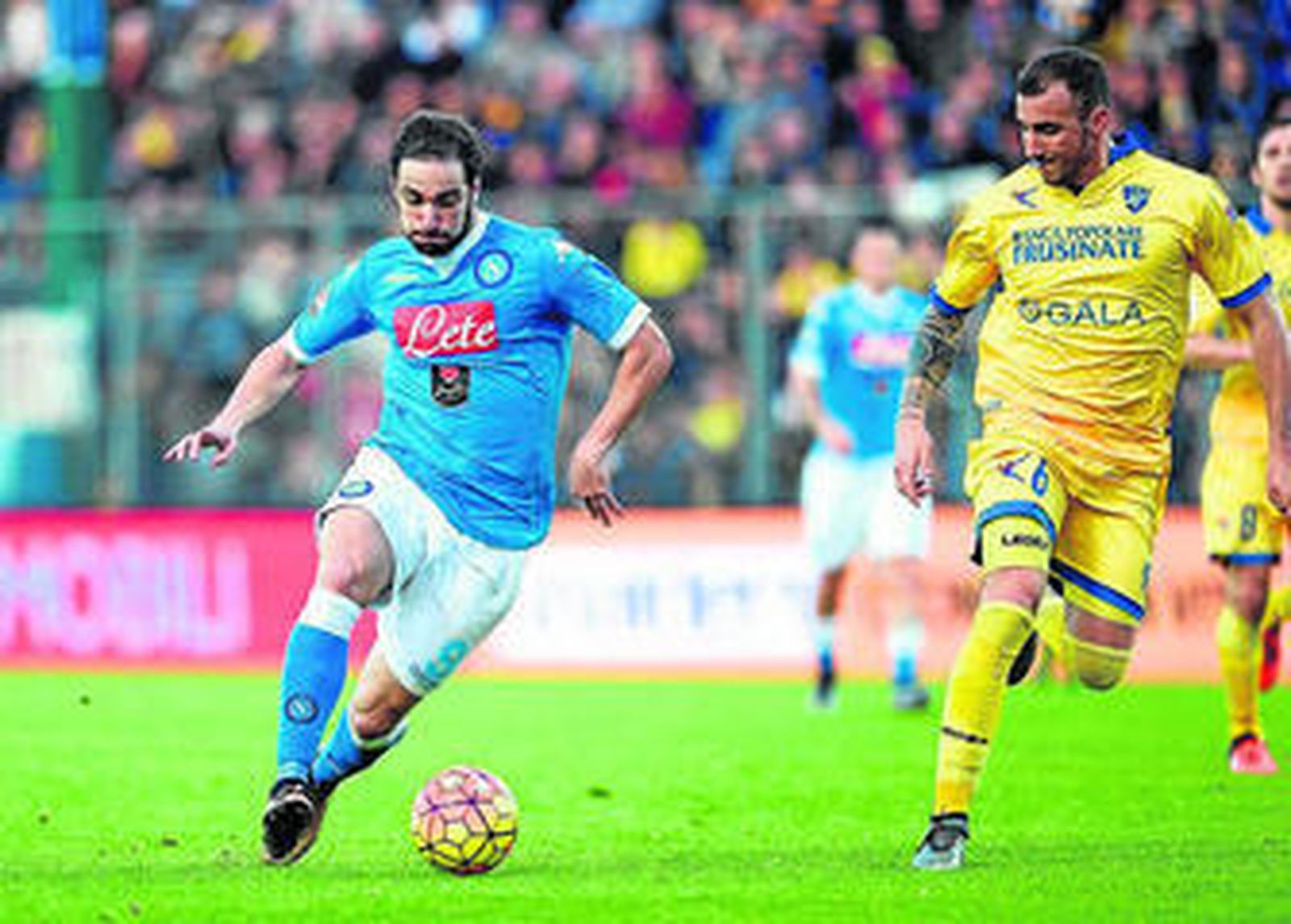 Higuaín conduce con la diestra ante la presión de Blanchard, del recién ascendido Frosinone.
