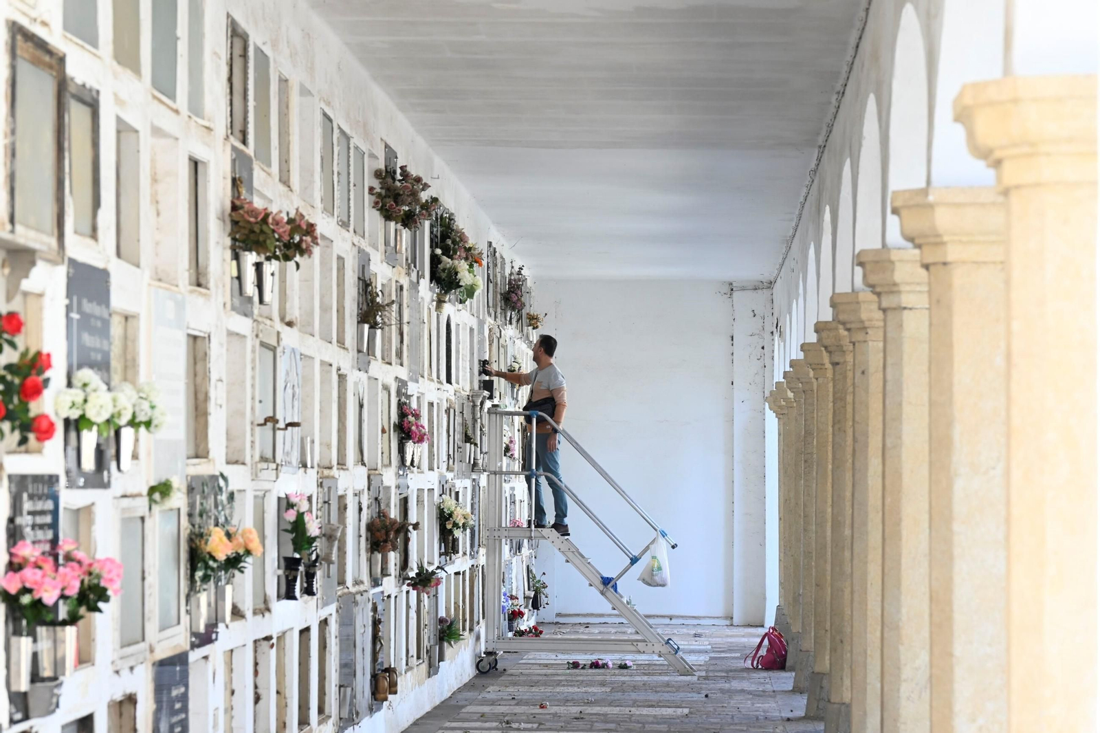 Las imágenes del día de Todos los Santos en los cementerios de Córdoba