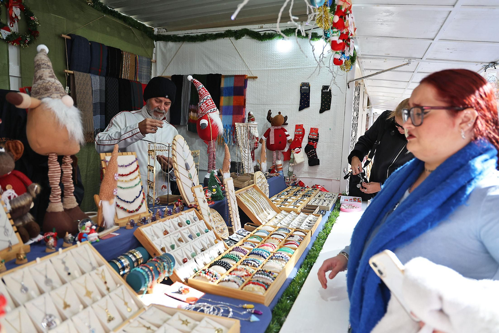 Imágenes del mercado navideño de la Plaza de Las Monjas