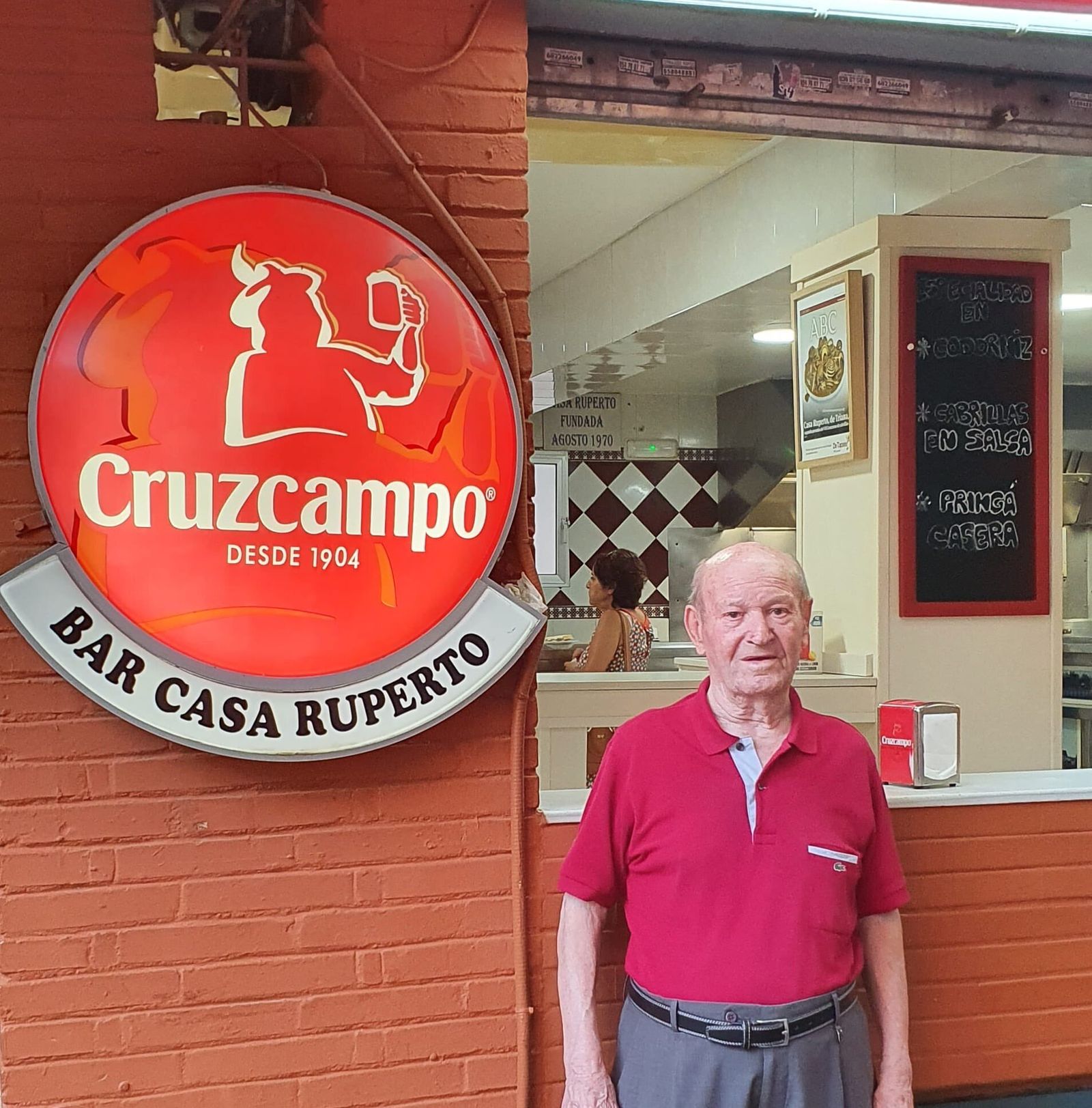 Ruperto Blanco Caro posa en su bar de Triana.