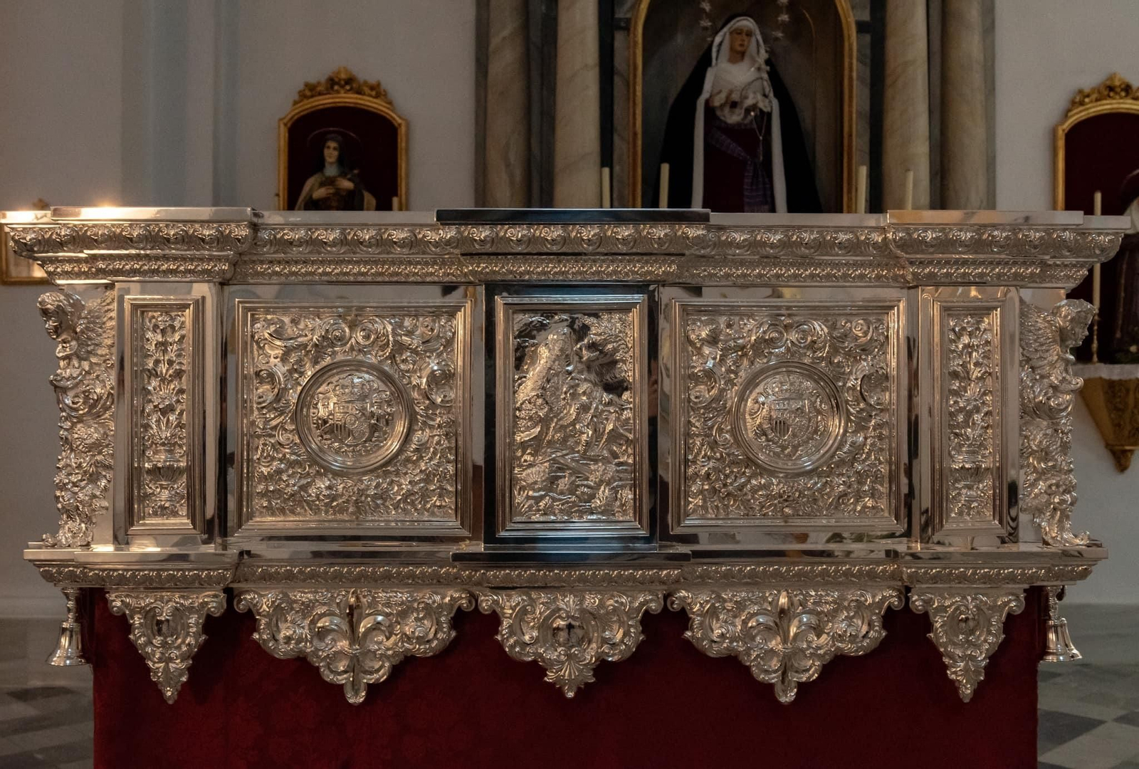 Los espectaculares nuevos faldones de la Carreta de Plata de la Hermandad del Rocío de Villamanrique