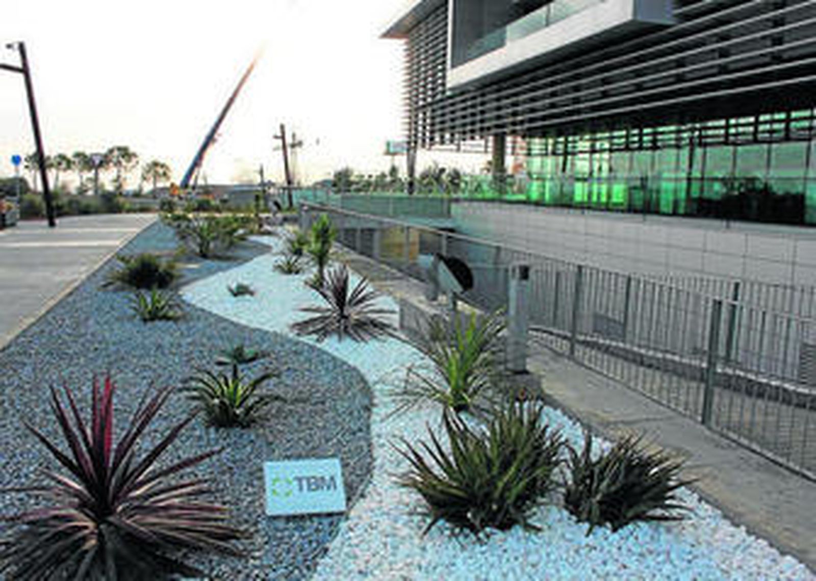 'Playa' decorativa con canto rodado blanco y triturado de la serie dark grey stone.