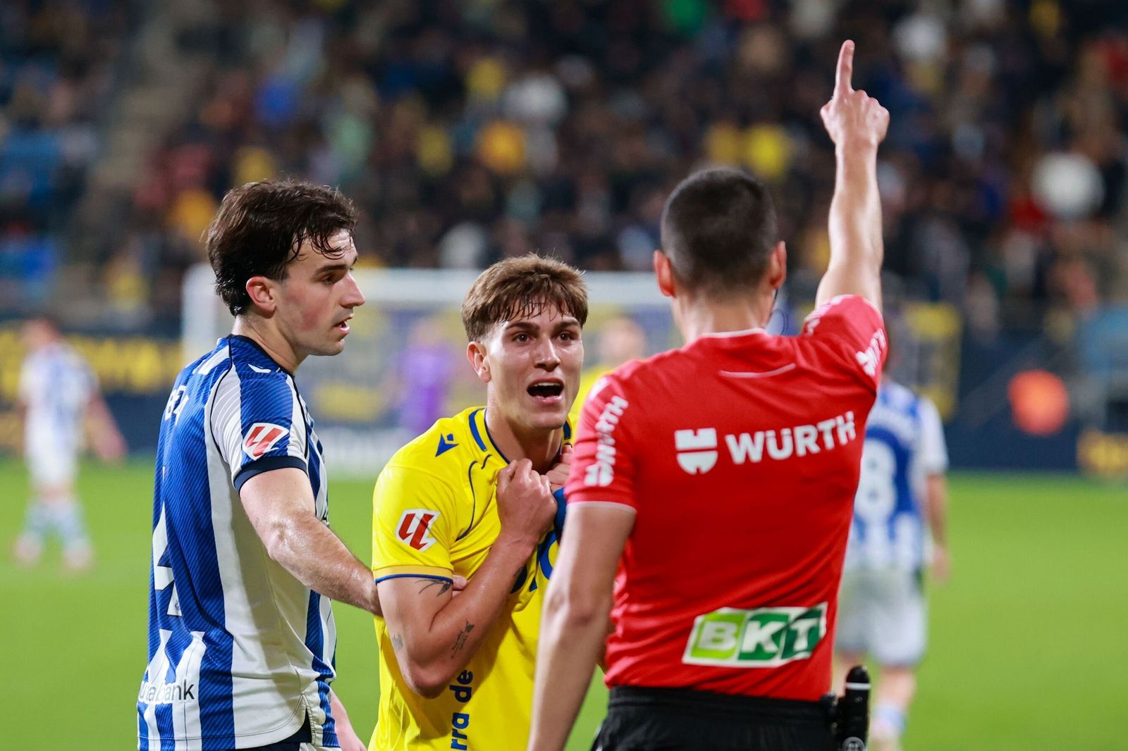 Momento en el que de la Rosa es amonestado contra el filial donostiarra.
