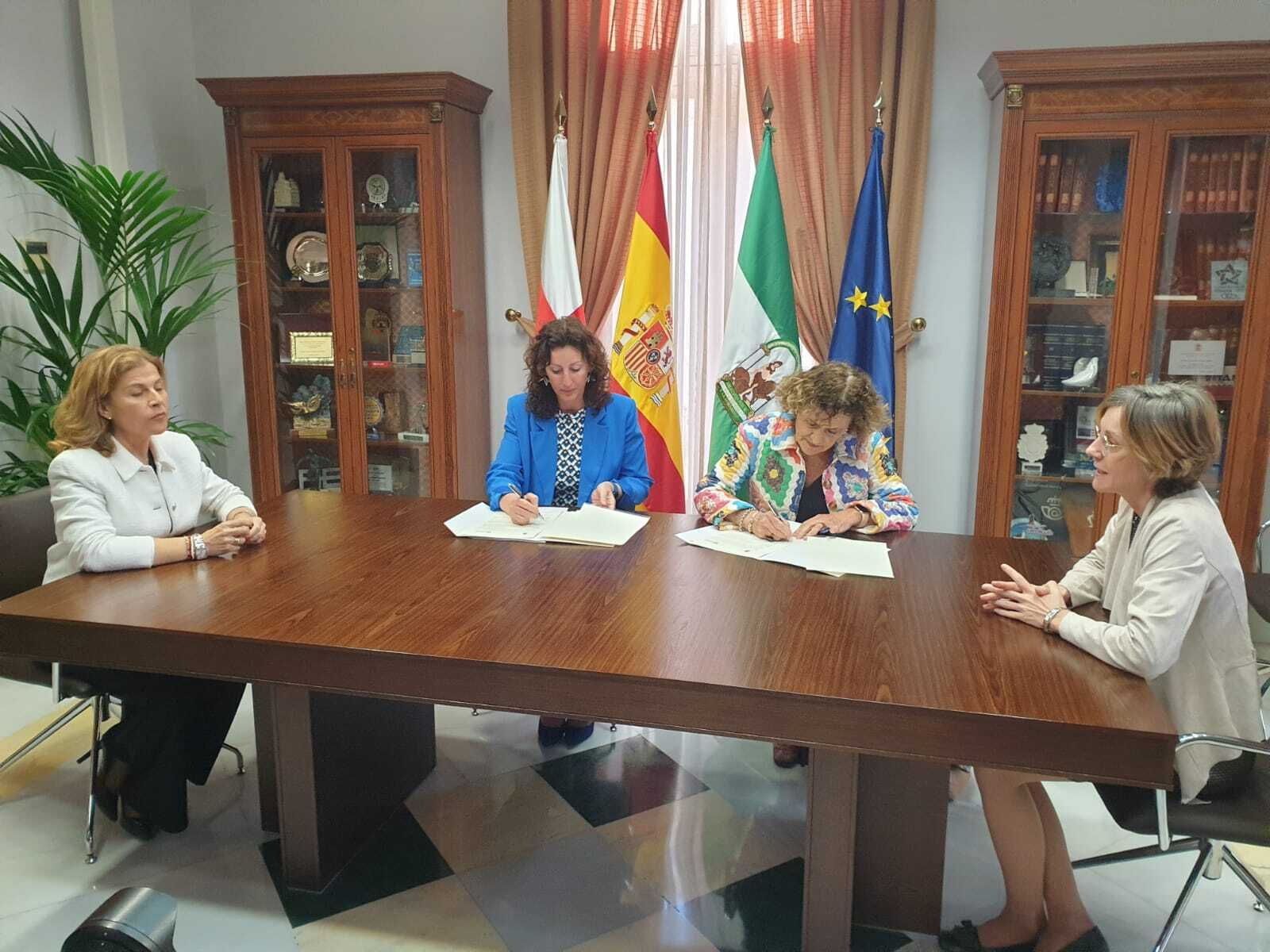 La alcaldesa de Almería, María del Mar Vázquez, firma un convenio con la presidenta del Teléfono de la Esperanza, María Isabel Orland