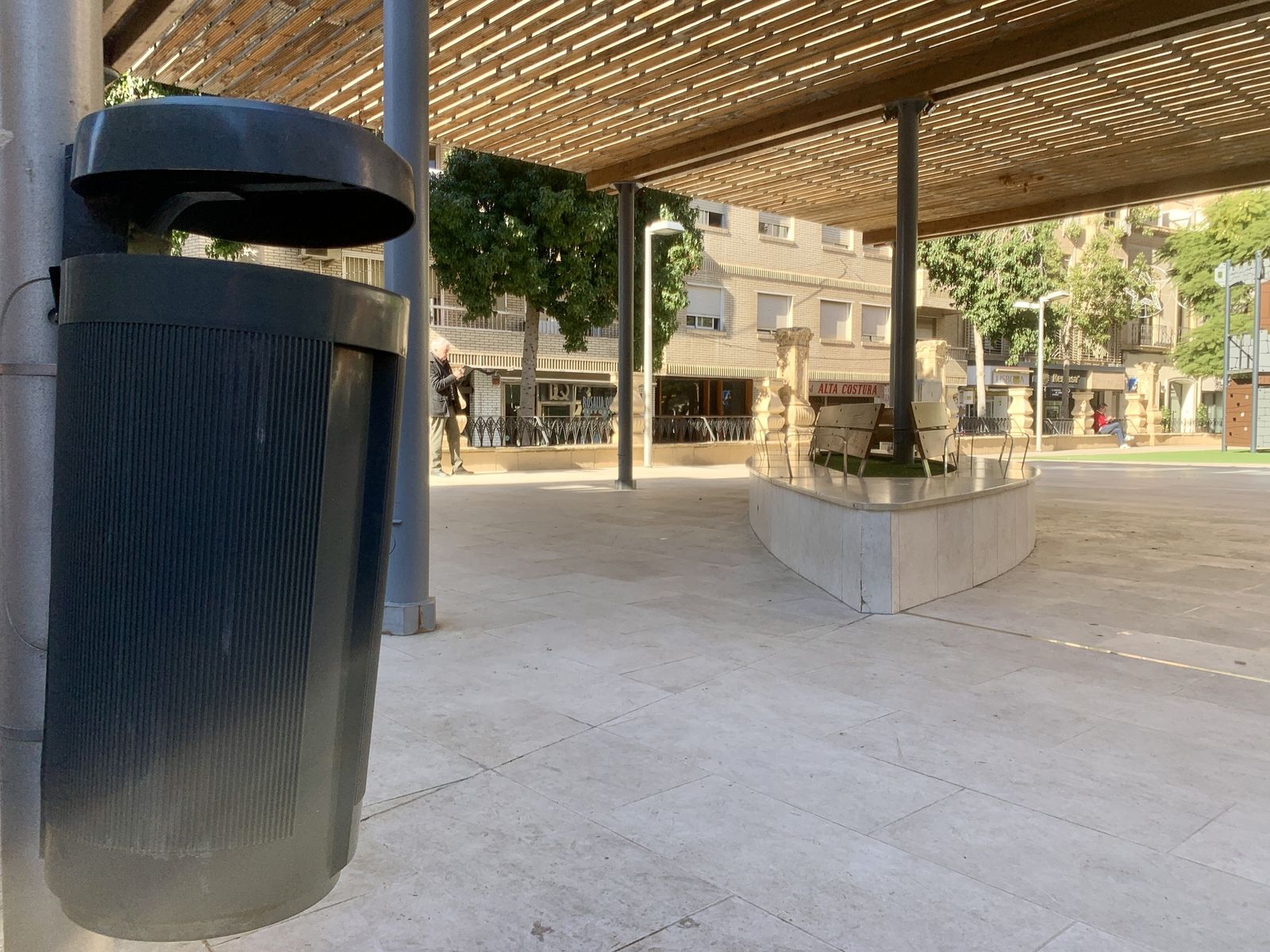 Papelera en la Rambla de Almería.