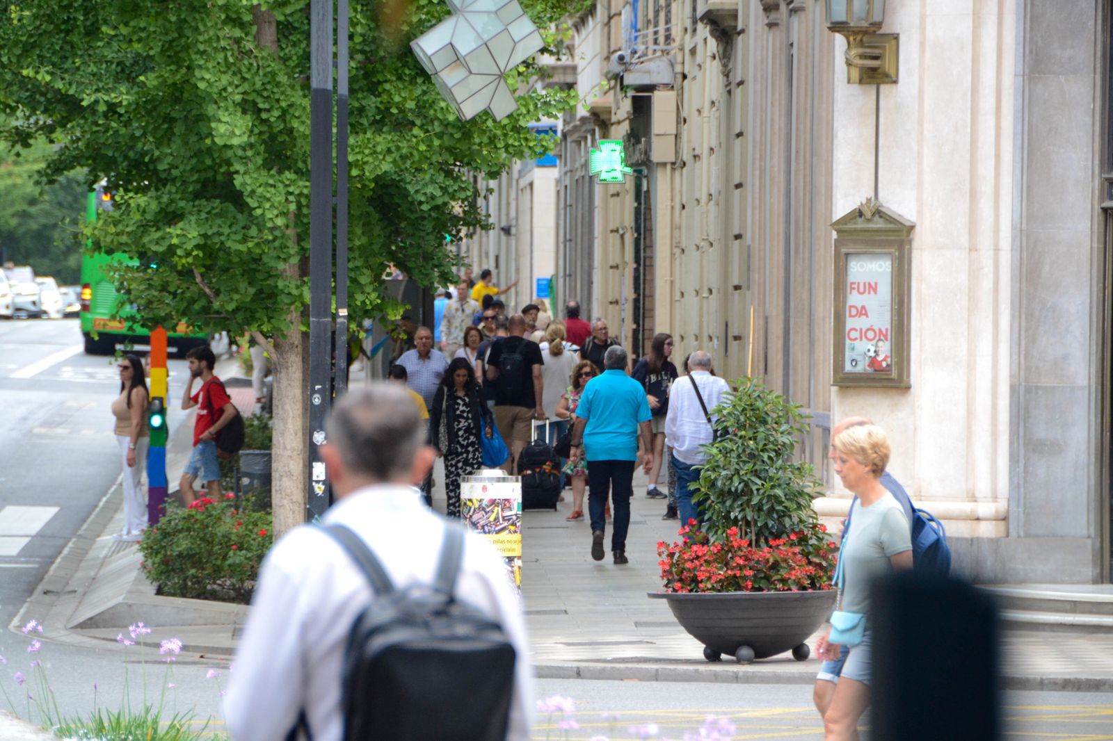 Varias personas pasean por Gran Vía en una imagen de archivo.