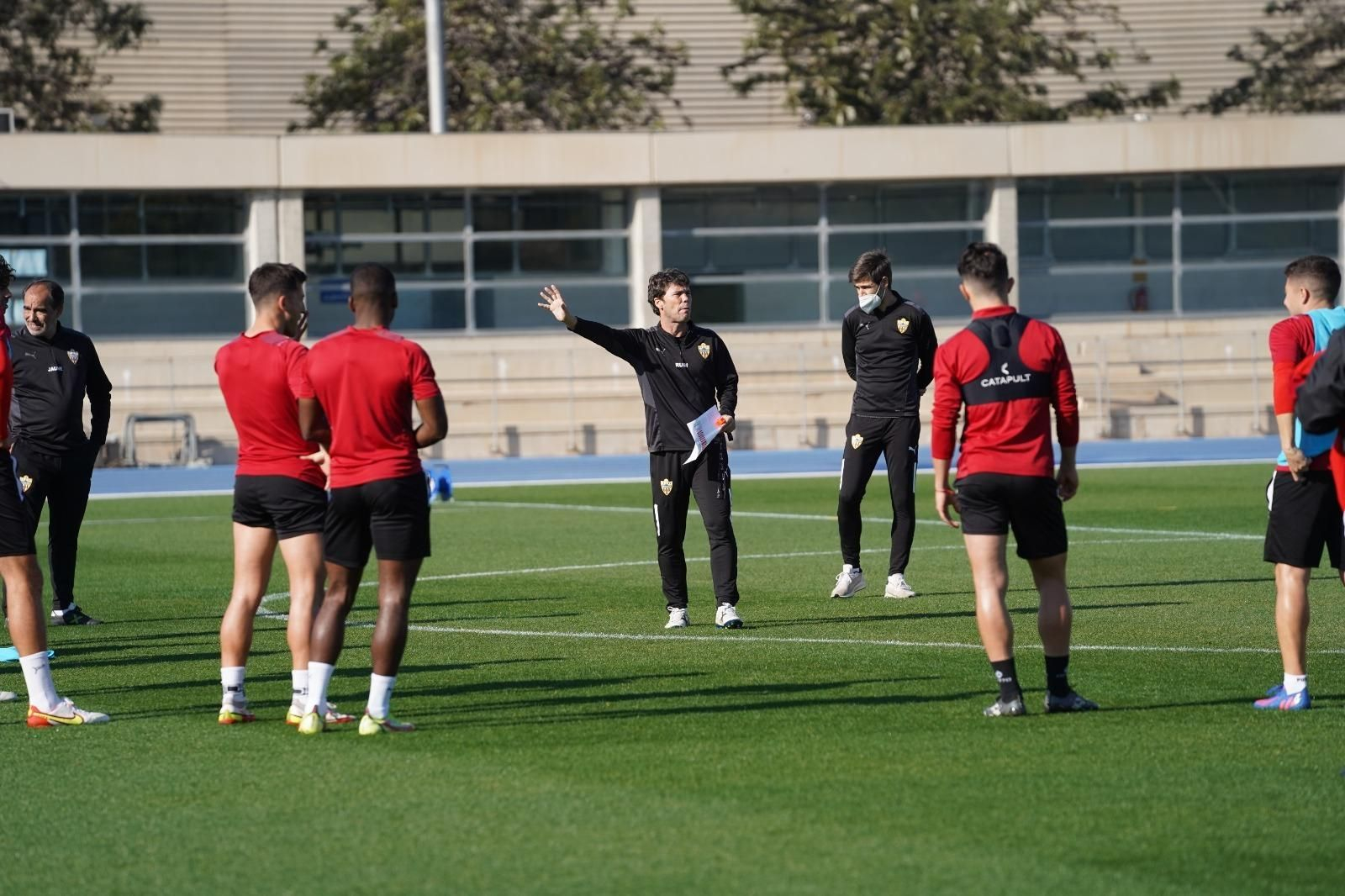 Rubi da instrucciones a sus jugadores durante una sesión preparatoria de esta semana