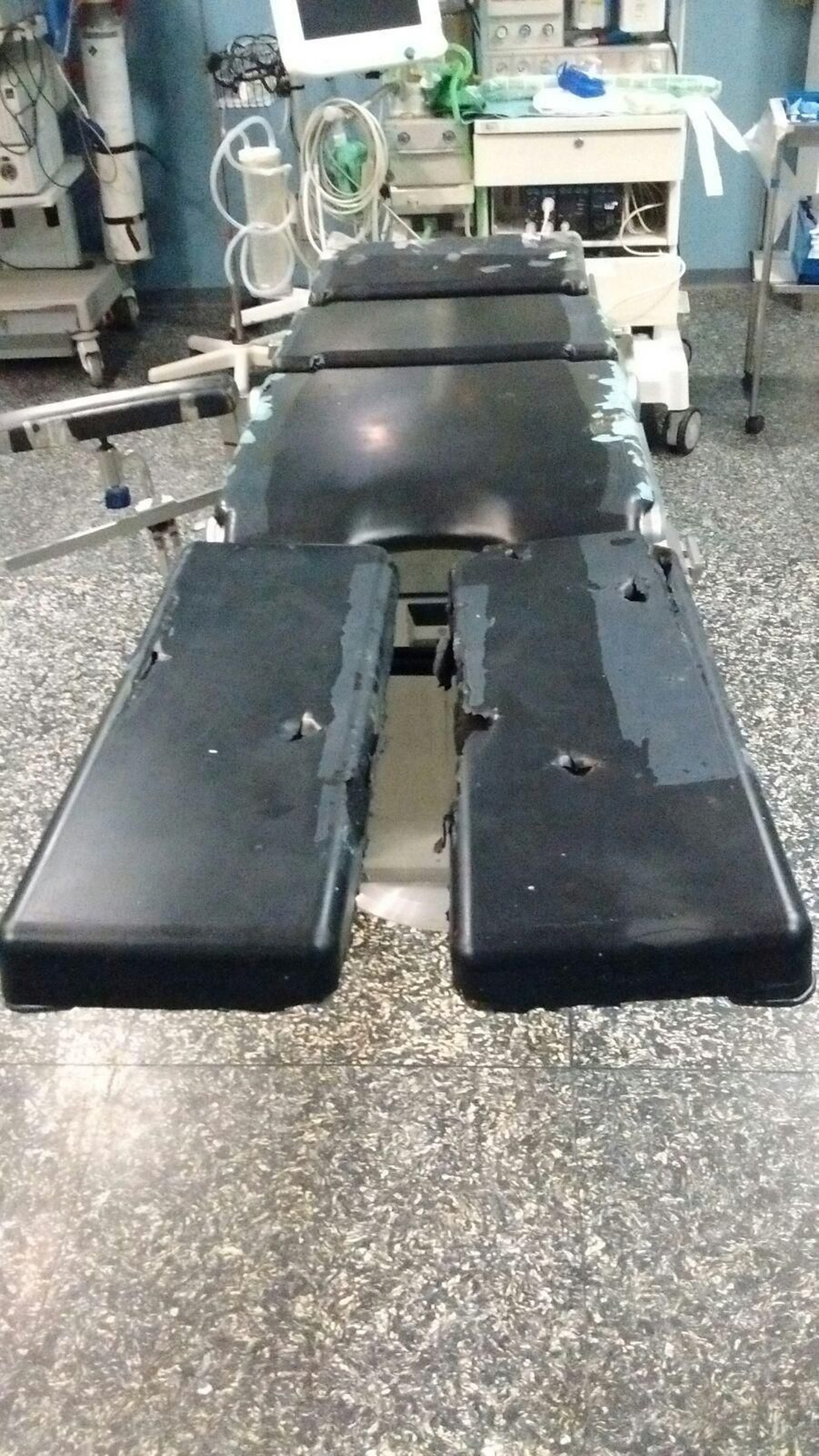 Mesa del quirófano A de Cirugía General del Hospital Puerta del Mar, con el forro desgastado y lleno de agujeros.