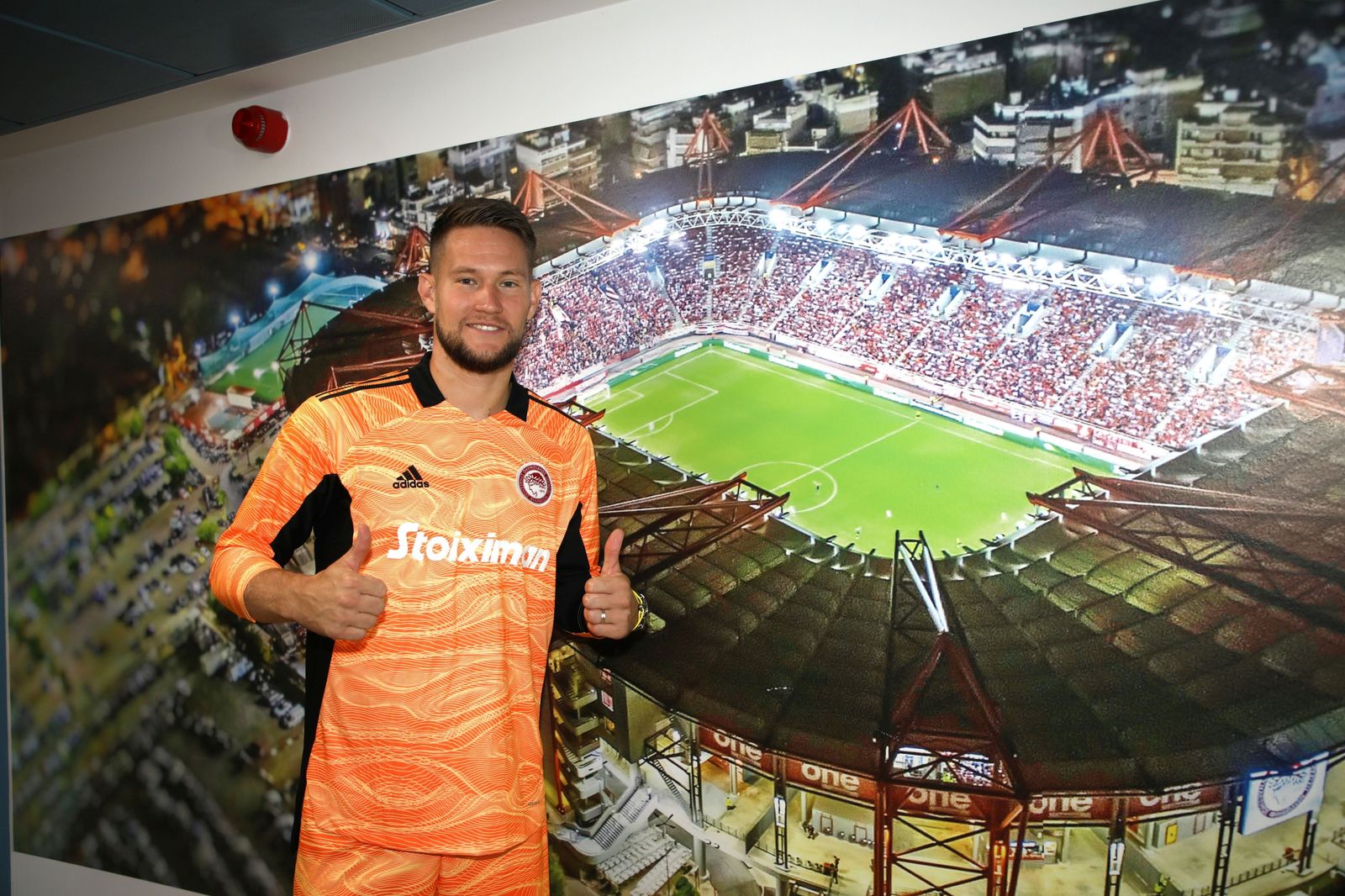 Vaclík posa ante una gran fotografía de su nuevo estadio en Atenas, el Georgios Karaiskakis.