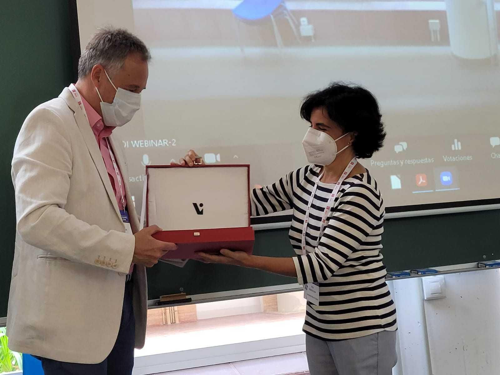 Momento en el que Óscar Cordón recibe el galardón.