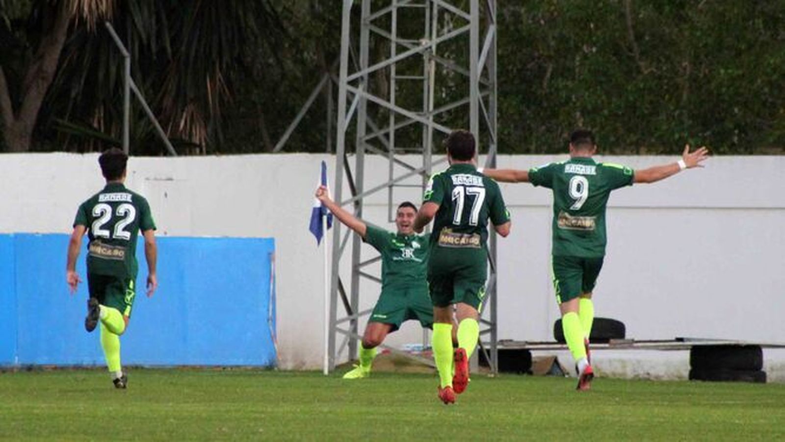 Orihuela celebra un gol con sus compañeros en una imagen de archivo.