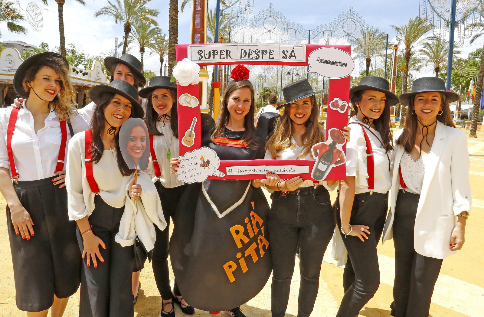 La 'barrilada' juvenil de 	pre-Feria se celebra sin incidentes frente a El Bosque