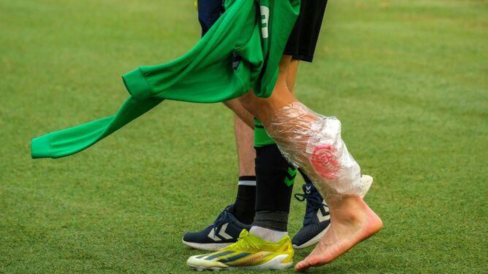 Isco se retira con hielo en el gemelo tras su lesión en la primera mitad.