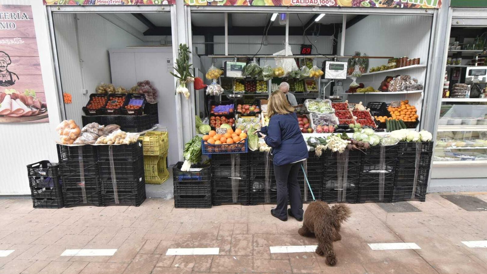 Una frutería en el mercado linense.