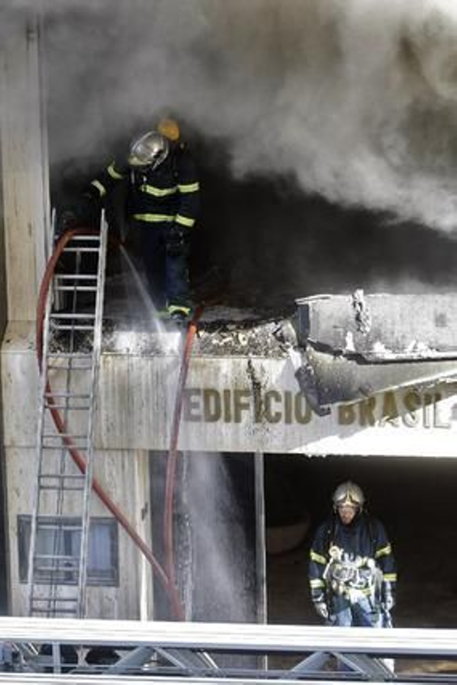 Espectacular incendio en un edificio de la calle Brasil. /José Braza