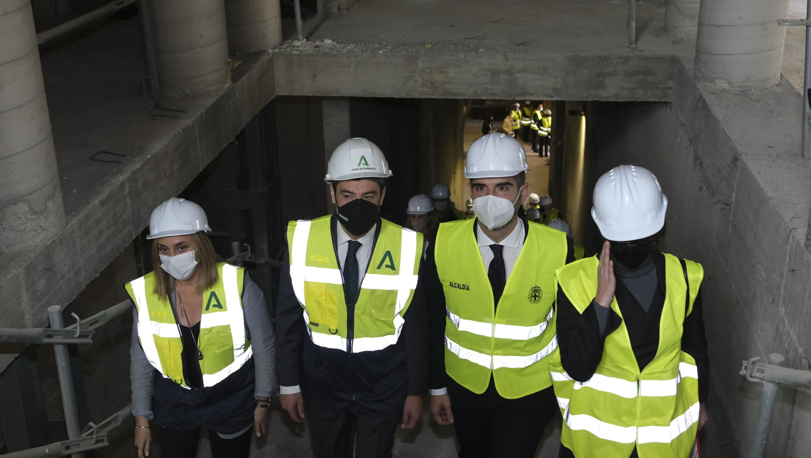 Fotogalería de la visita de Juanma Moreno a las obras del Ayuntamiento de Almería.
