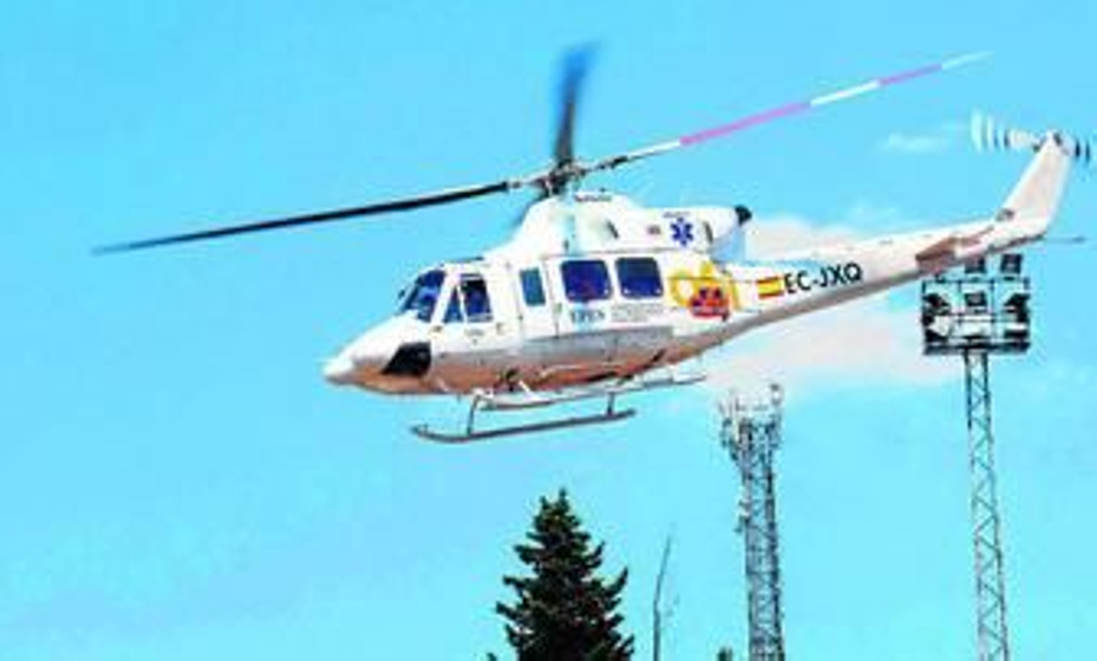 El helicoptero del 061 aterriza en el Estadio de la Juventud de la capital.