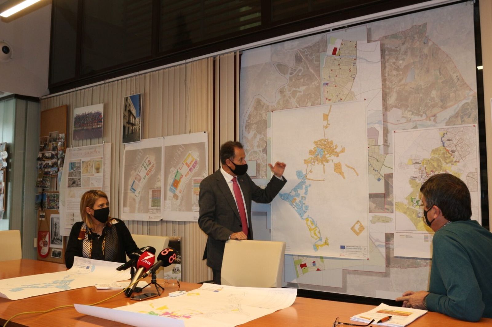 El alcalde durante la explicación sobre dónde irá la luminaria de led en el municipio.