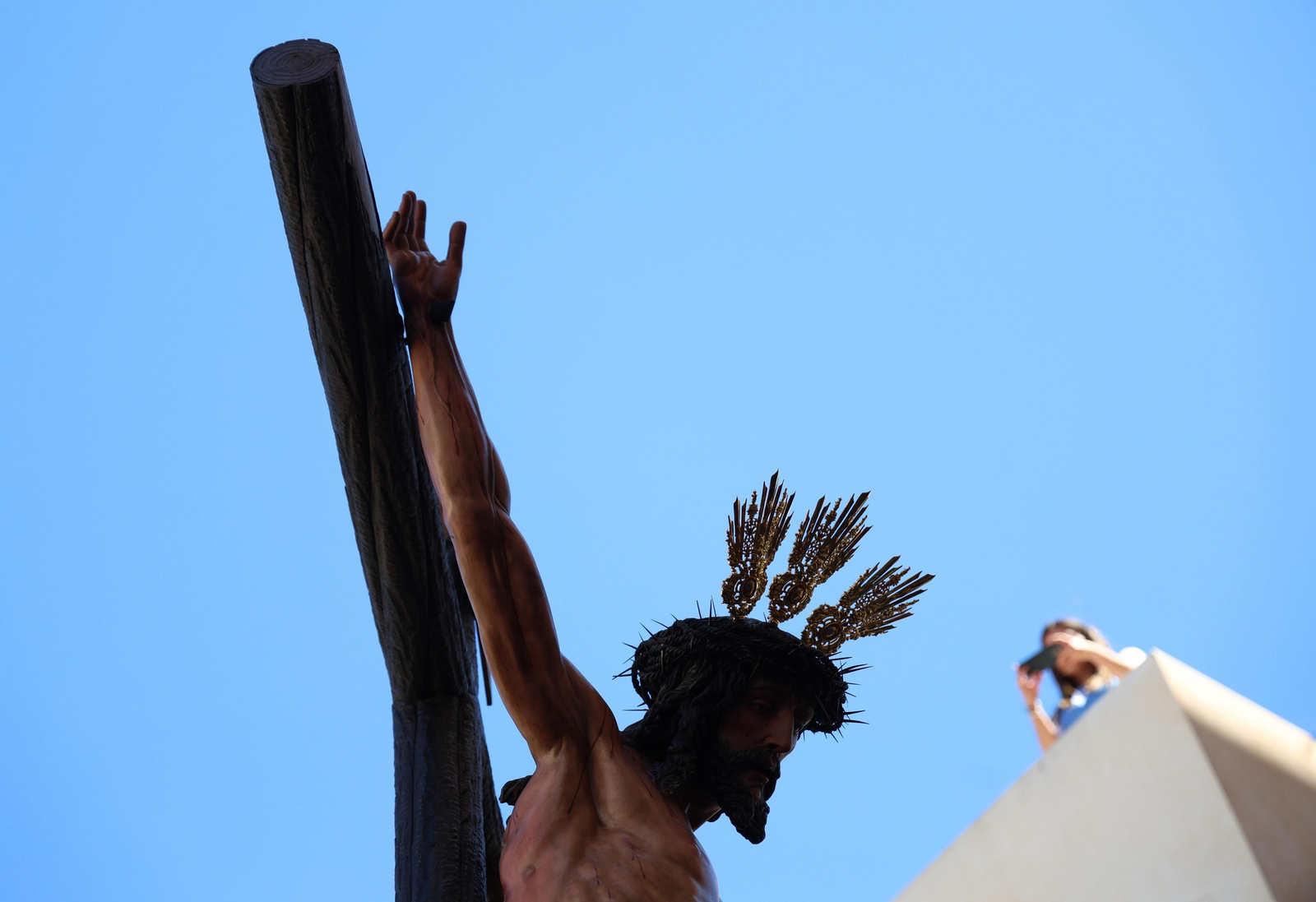 Crucifixión en su procesión del Lunes Santo en Málaga, en fotos