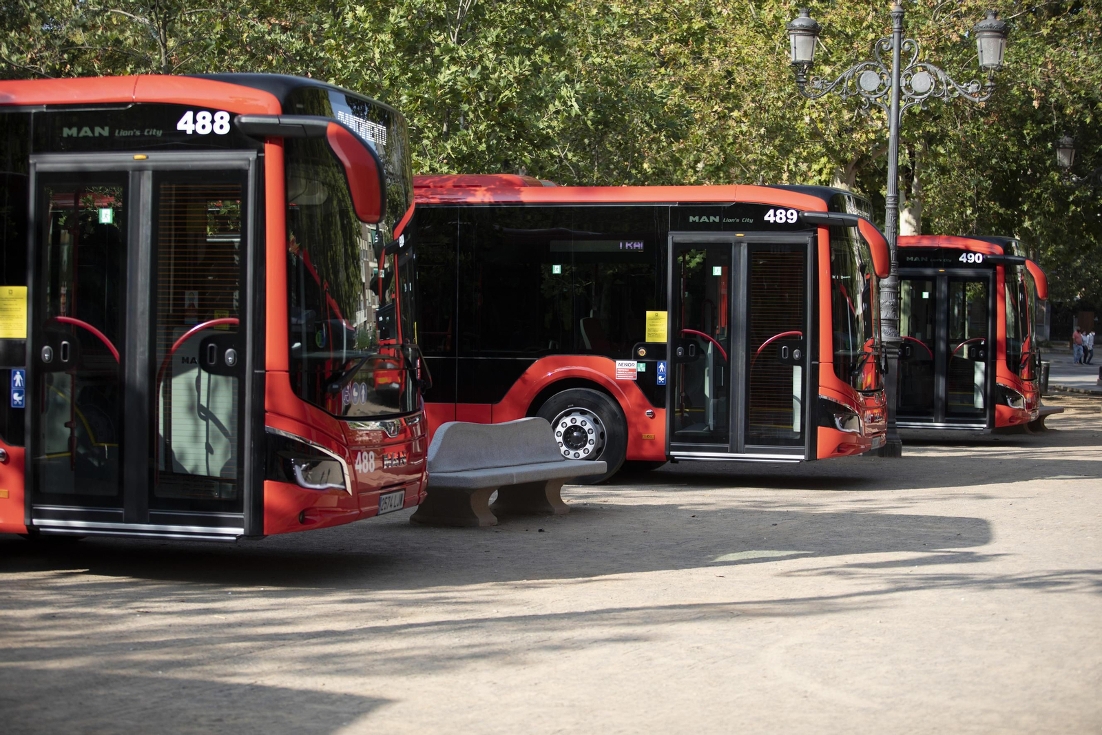 Presentación de los nuevos autobuses en el Paseo del Salón