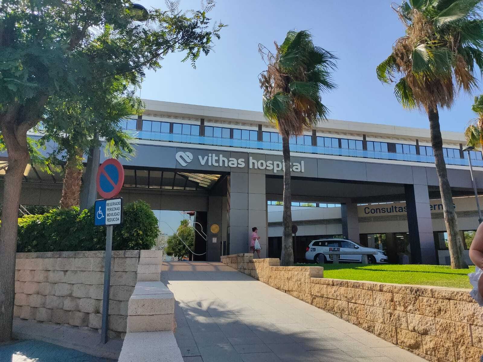 La fachada principal del Hospital Xanit de Benalmádena.