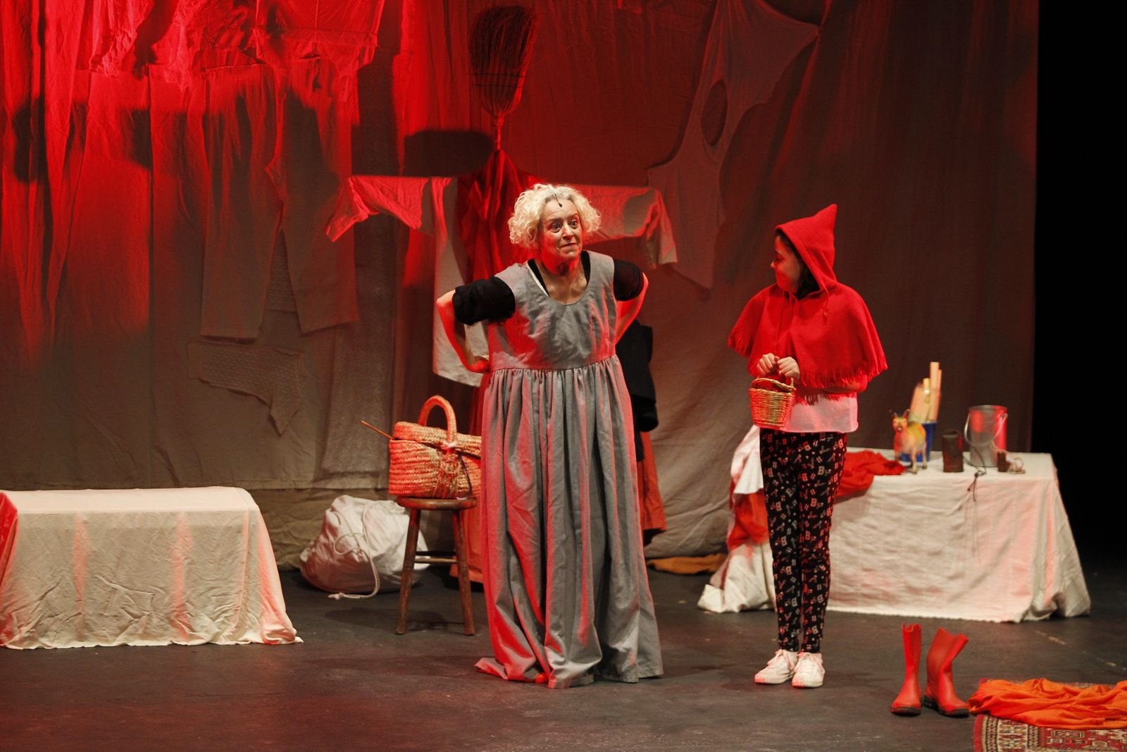 Fotogalería Festival Teatro El Ejido. Obra "El Desván de los Hermanos Grim"