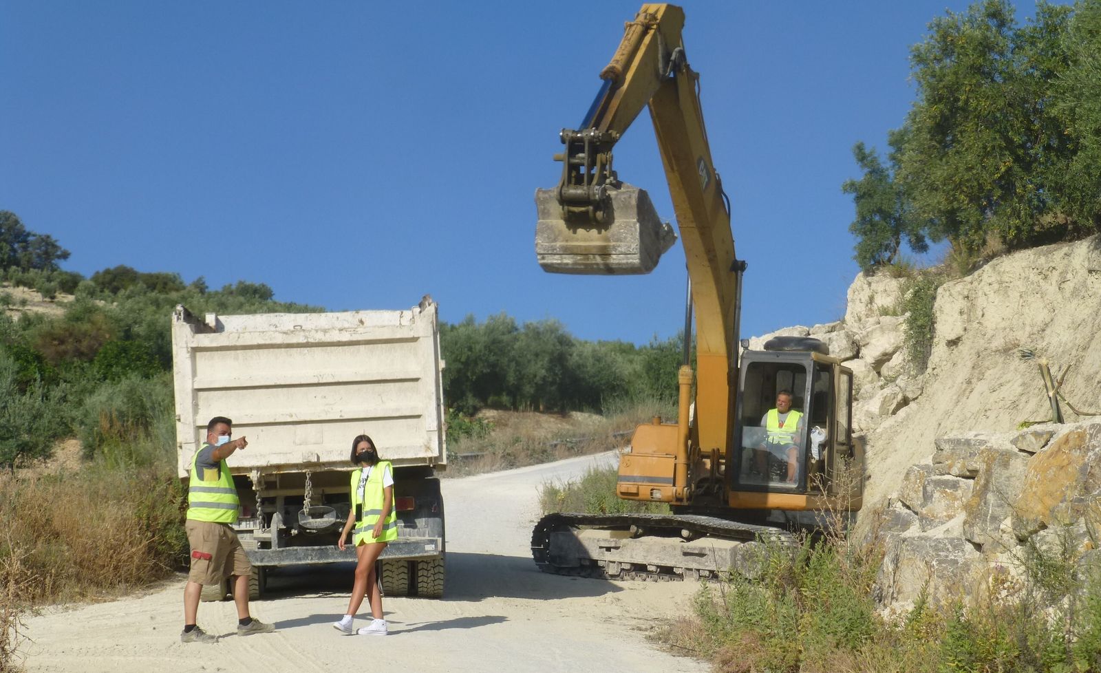 Trabajos de mejora del camino de La Aguzadera de Baena.