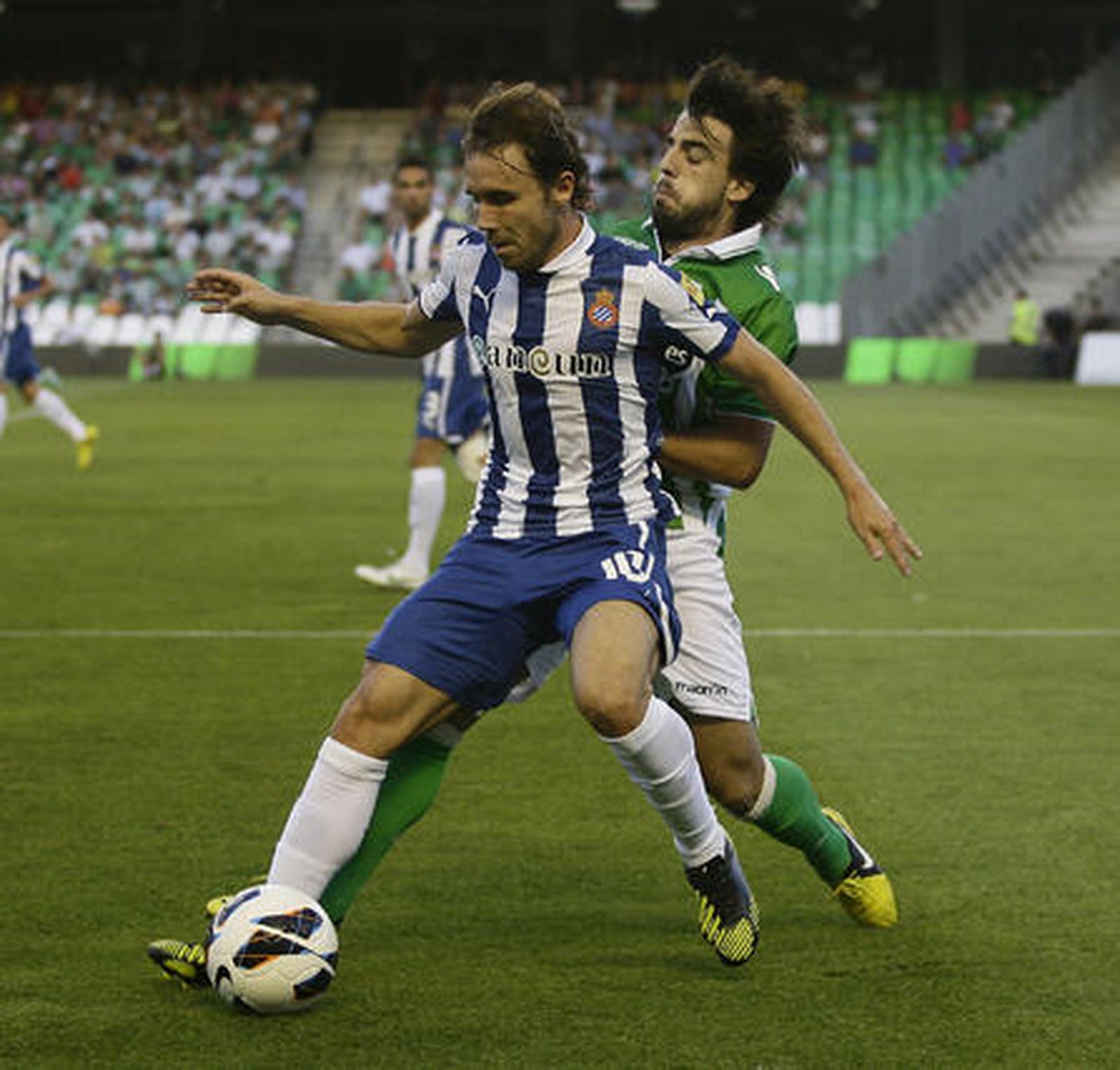 Beñat presiona a Verdú. / Antonio Pizarro

Foto: A