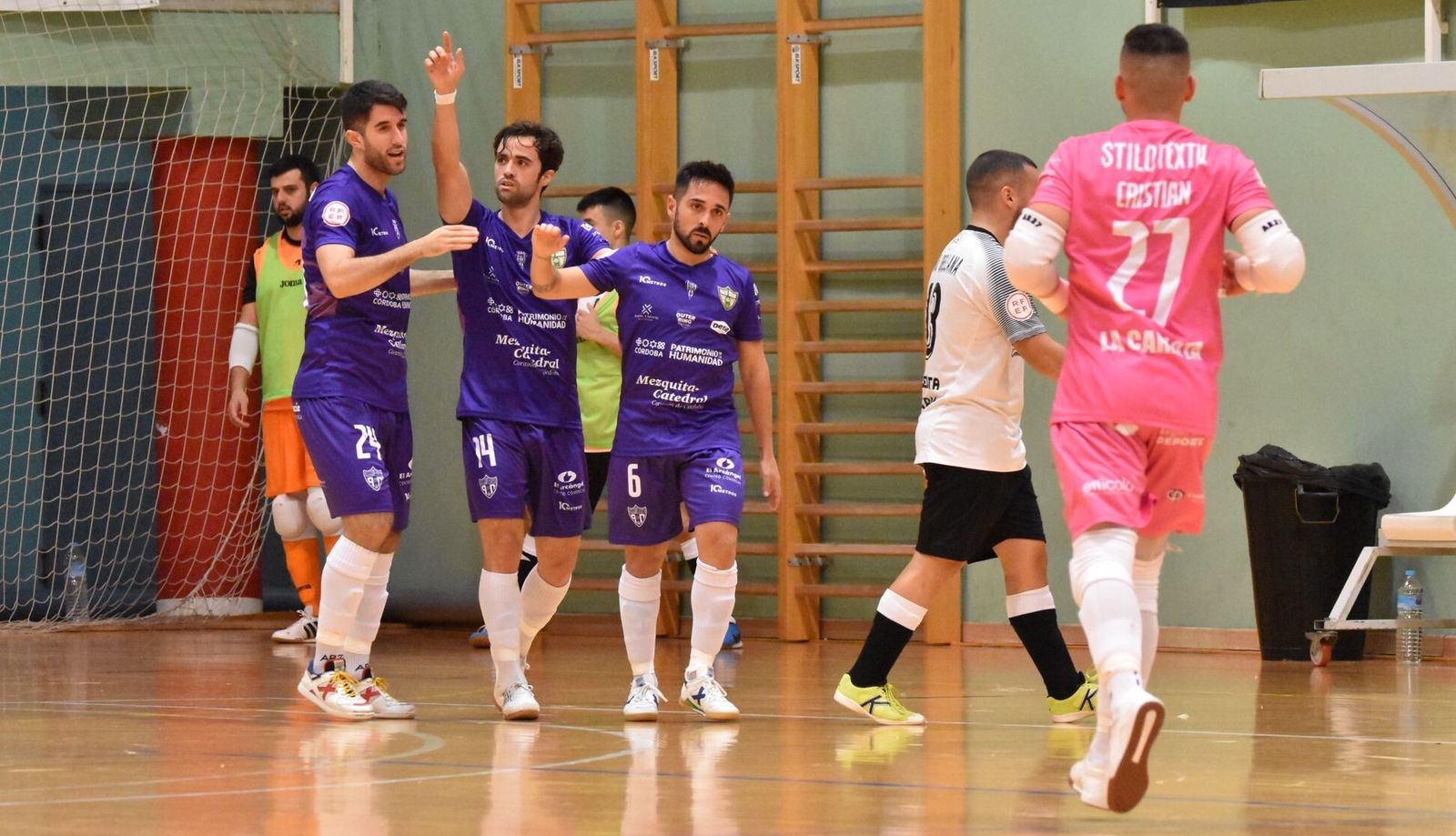 Los jugadores del Córdoba Futsal celebran el gol de Pablo del Moral en Ceuta.