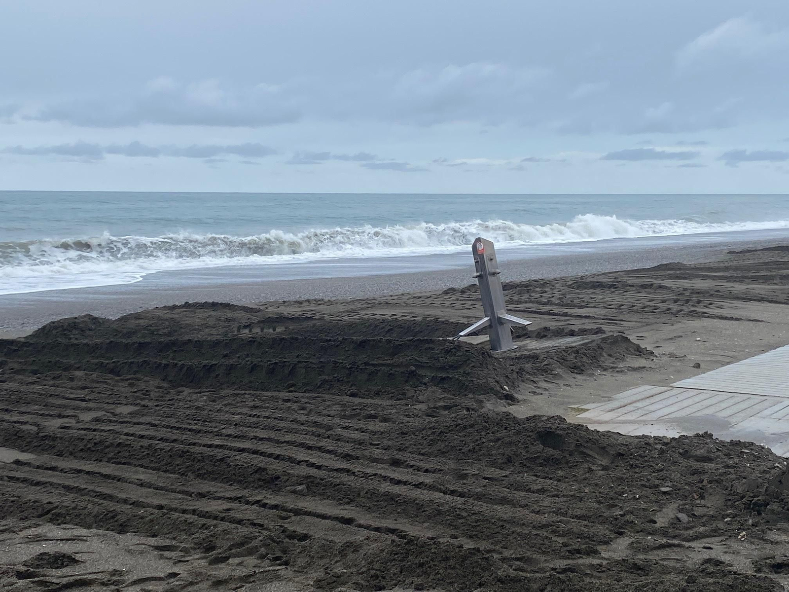 Los destrozos del temporal en las playas de la Axarquía, en fotos