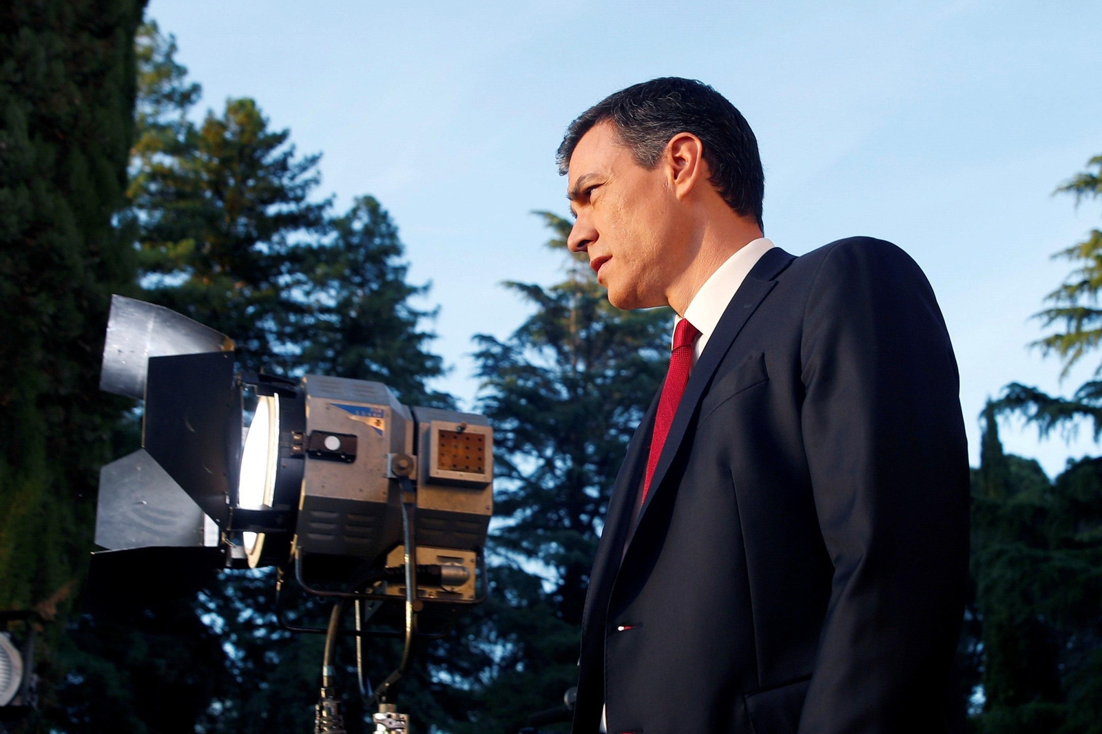 La primera entrevista de Pedro Sánchez como presidente, en imágenes