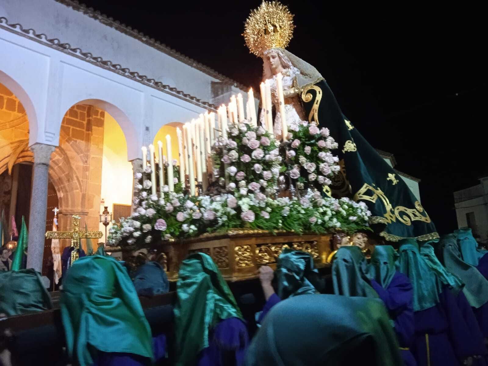 Jueves Santo en Fuente Obejuna: La procesión de Jesús Nazareno y la Virgen de la Esperanza, en imágenes