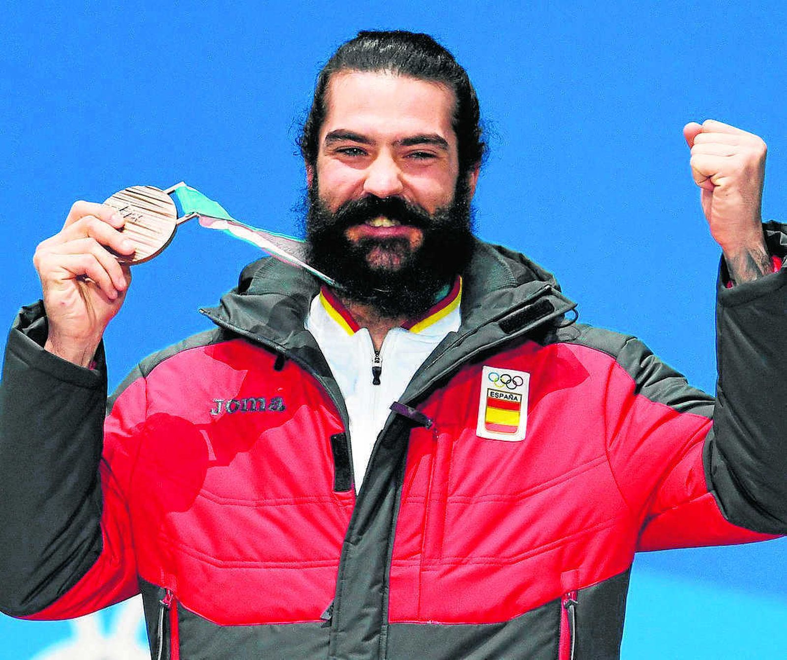 Regino Hernández muestra en el podio su medalla de bronce.