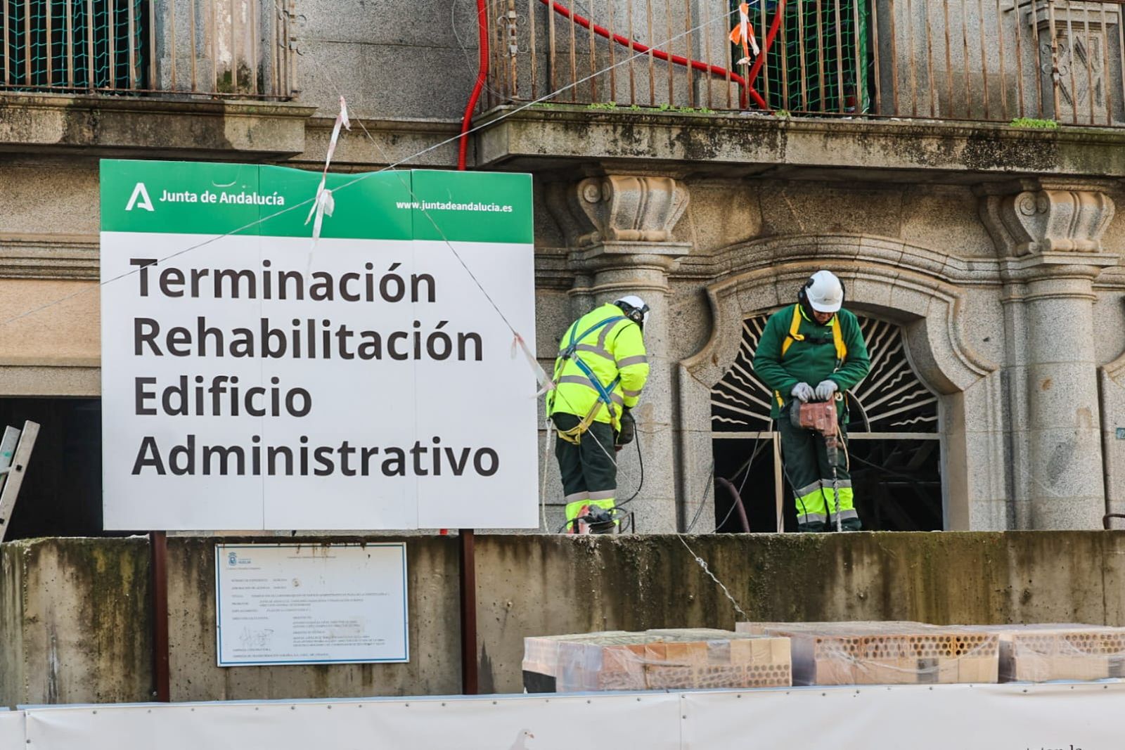 Operarios realizan los trabajos para demoler los bloques de hormigón.