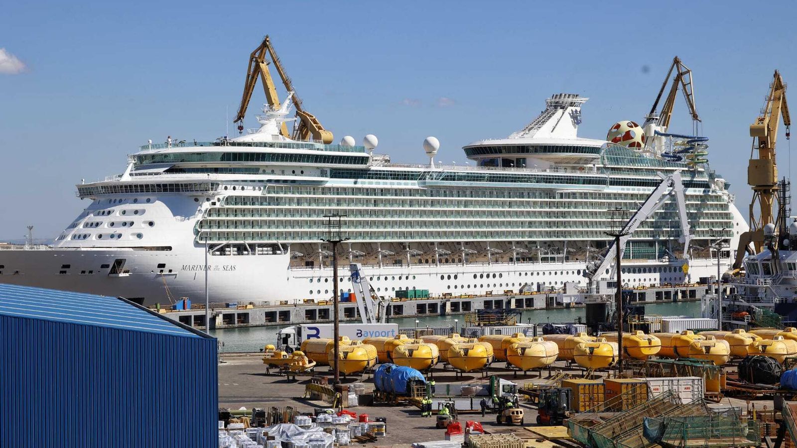 Un camión de la empresa Bayport, abasteciendo de provisiones al Mariner of the Seas para su estancia en Cádiz