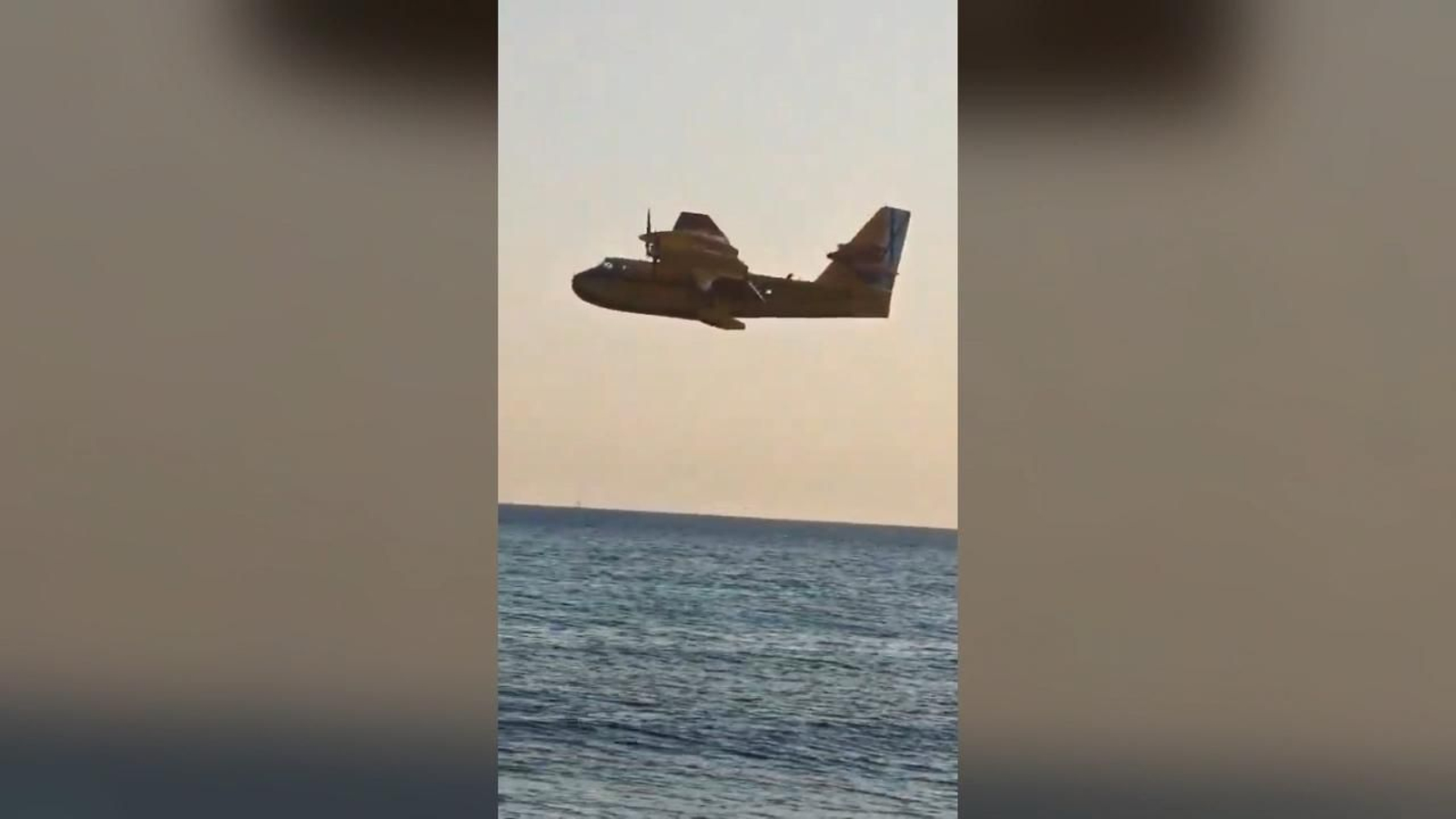 Así despiden los bañistas de Zahara de los Atunes a parte del dispositivo que ha estabilizado el incendio en Tarifa