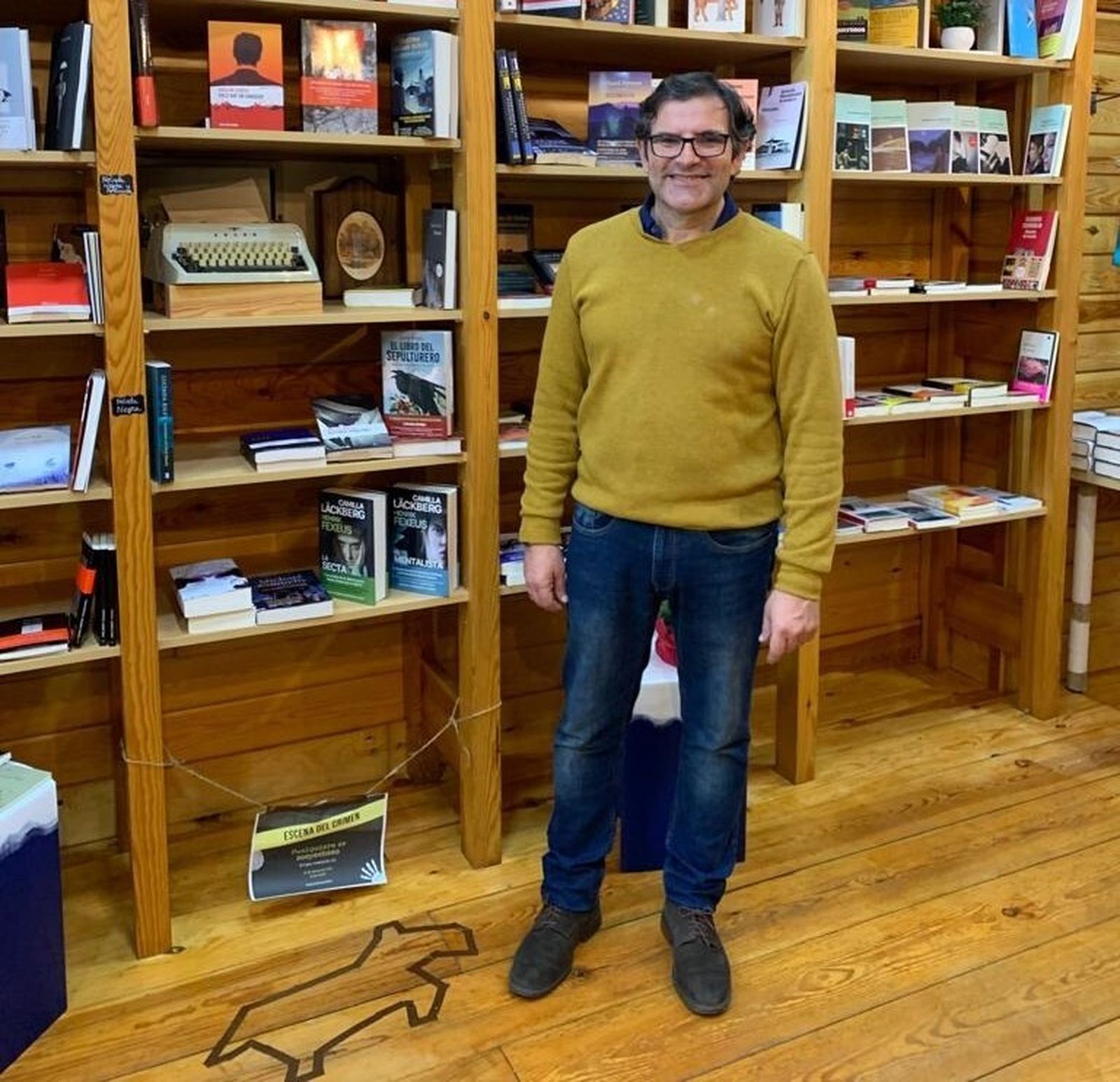 Vicente Gómez Escámez en su librería ‘El Faro de Recóndito’.